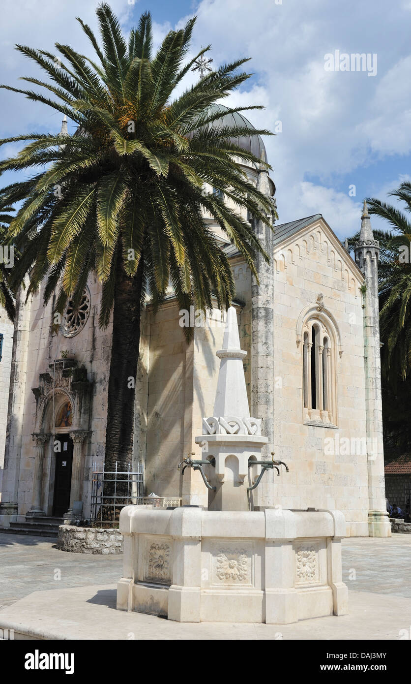 L'Église orthodoxe de l'archange Michel et la fontaine dans Trg Herceg Stjepan square, Herzeg Novi, Monténégro Banque D'Images