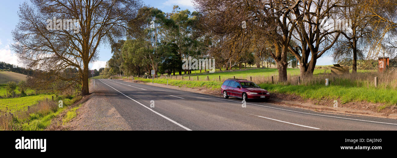 Un station wagon rouge garée sur le côté d'une route de campagne sur la péninsule de Fleurieu en Australie du Sud Banque D'Images