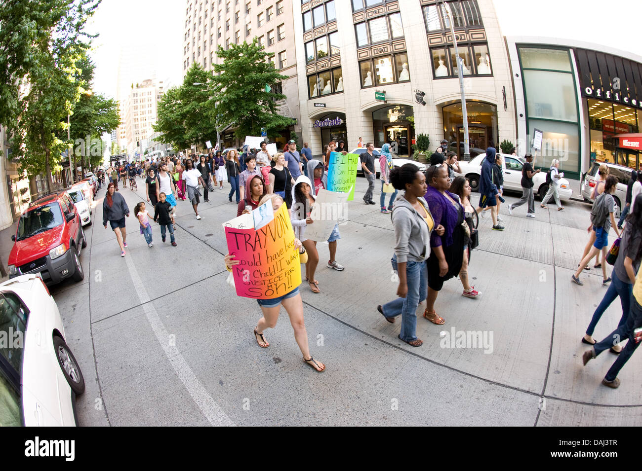 Les gens prennent à Seattle's rue pour protester contre l'acquittement de George Zimmerman qui a été innocenté de toutes les accusations le 13 juillet dans la mort par balle de 17 ans Trayvon Martin. Banque D'Images