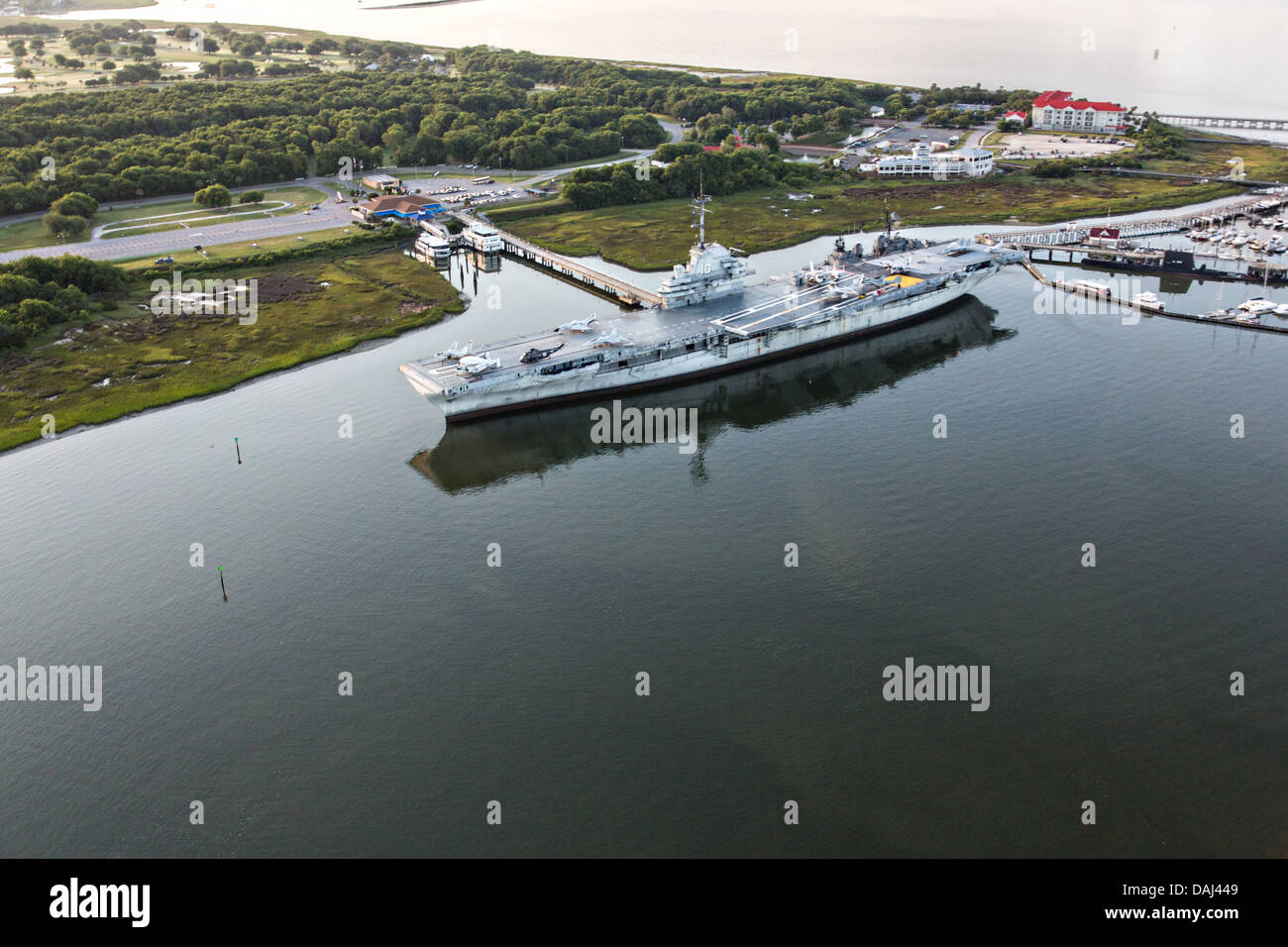 Vue aérienne de l'USS Yorktown et Patriots Point de Mount Pleasant, SC. Banque D'Images