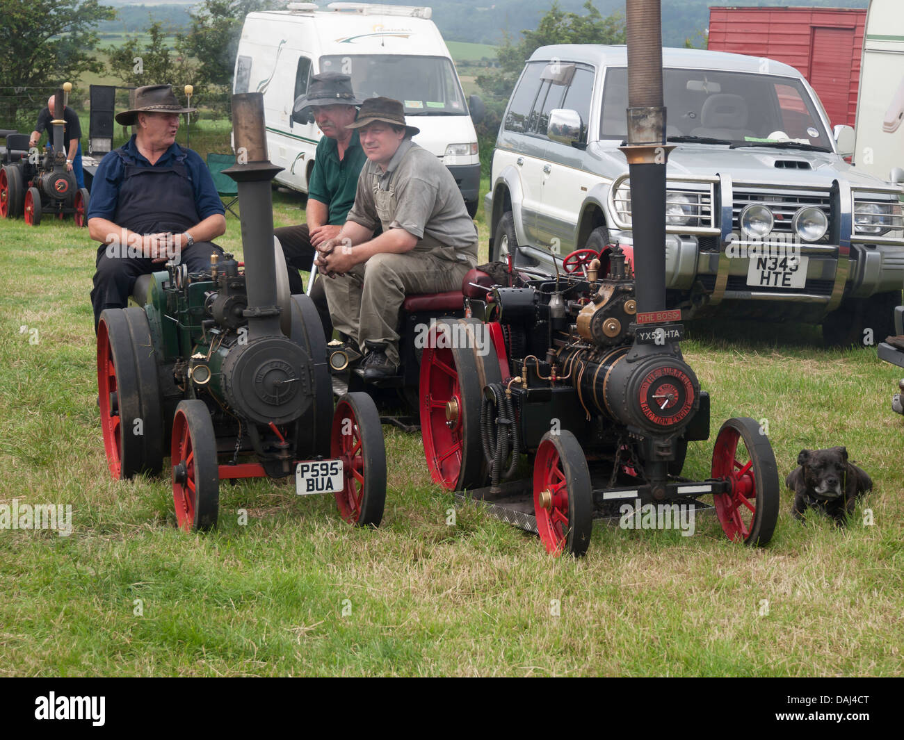 Les pilotes avec leur modèle à l'échelle de travail de moteurs de traction à vapeur à un spectacle du patrimoine agricole Banque D'Images