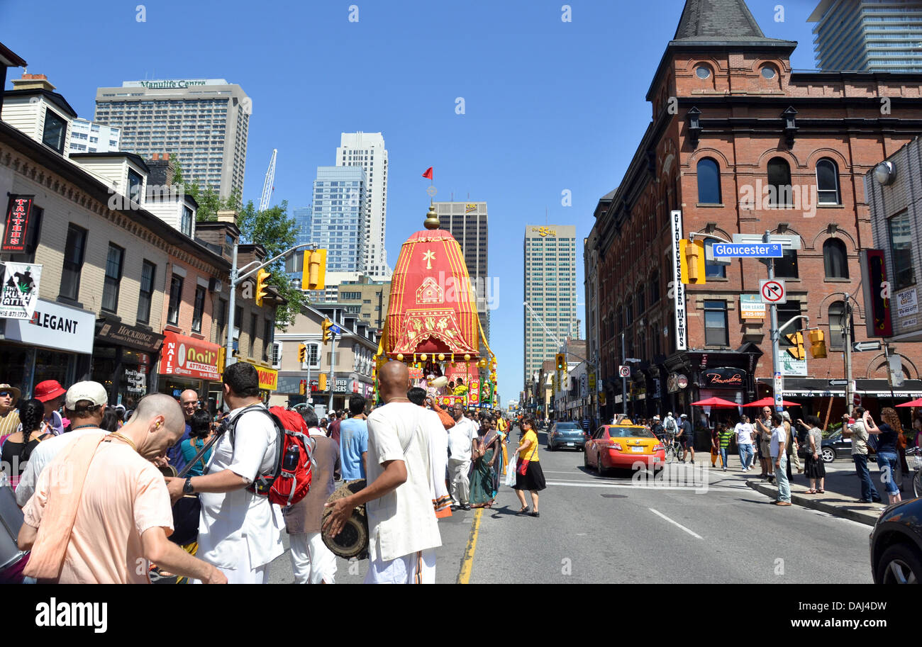 Toronto, Canada. Le 13 juillet, 2013. Assis sur chaque flotteur (char) sont joliment décoré divinités d'Aline (autre nom de Krishna ou Dieu), Baladeva (Krishna), le frère et la sœur Subhadra (Krishna). La procession elle-même symbolise le tirant du Seigneur dans nos cœurs et n'est donc fait avec beaucoup de faste et de grandeur. L'événement débute avec une euphorie célèbre défilé dans la rue Yonge (commençant au coin de Bloor et continue vers le sud jusqu'à Queens Quay). Credit : Nisarg Photography/Alamy Live News Banque D'Images