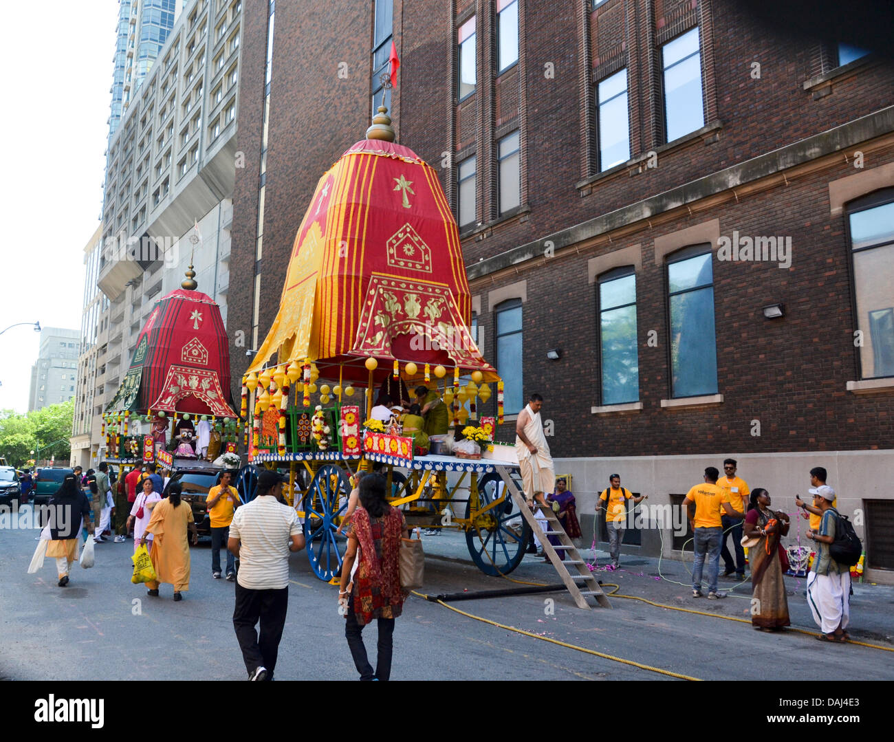 Toronto, Canada. Le 13 juillet, 2013. Assis sur chaque flotteur (char) sont joliment décoré divinités d'Aline (autre nom de Krishna ou Dieu), Baladeva (Krishna), le frère et la sœur Subhadra (Krishna). La procession elle-même symbolise le tirant du Seigneur dans nos cœurs et n'est donc fait avec beaucoup de faste et de grandeur. L'événement débute avec une euphorie célèbre défilé dans la rue Yonge (commençant au coin de Bloor et continue vers le sud jusqu'à Queens Quay). Credit : Nisarg Photography/Alamy Live News Banque D'Images