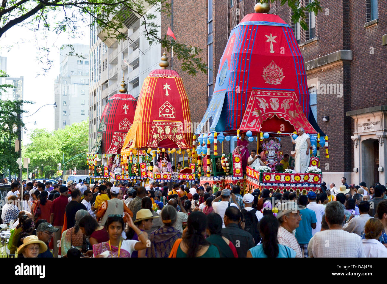 Toronto, Canada. Le 13 juillet, 2013. Assis sur chaque flotteur (char) sont joliment décoré divinités d'Aline (autre nom de Krishna ou Dieu), Baladeva (Krishna), le frère et la sœur Subhadra (Krishna). La procession elle-même symbolise le tirant du Seigneur dans nos cœurs et n'est donc fait avec beaucoup de faste et de grandeur. L'événement débute avec une euphorie célèbre défilé dans la rue Yonge (commençant au coin de Bloor et continue vers le sud jusqu'à Queens Quay). Credit : Nisarg Photography/Alamy Live News Banque D'Images