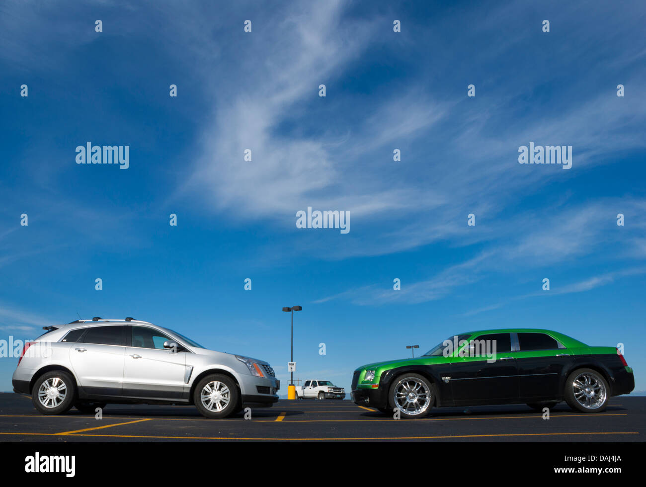 Tête à tête : Cadillac SRX Crossover vs Chrysler 300 Banque D'Images