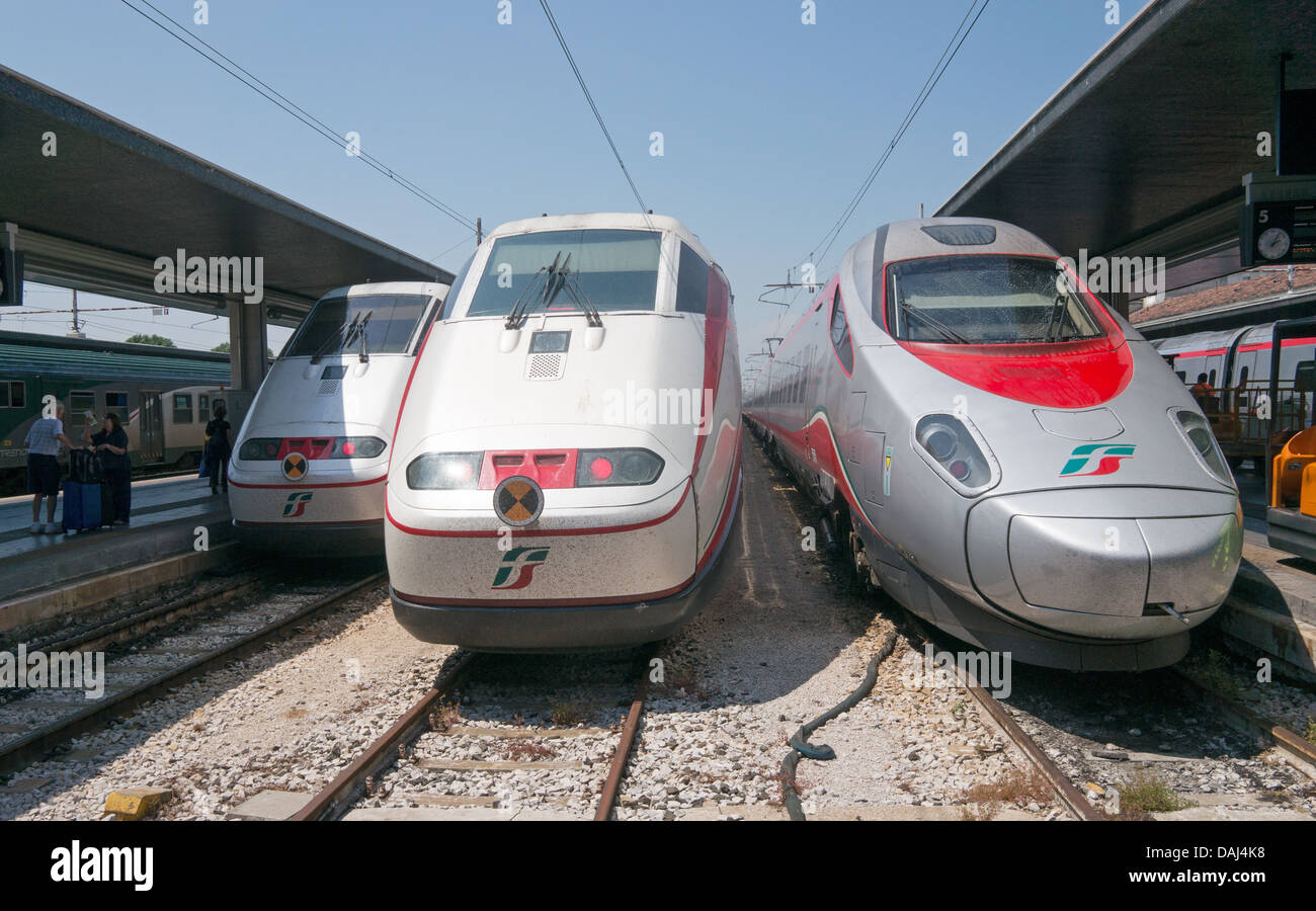 Frecciabianca et Frecciargento sped haut trains dans la gare de Venise en Italie. Banque D'Images