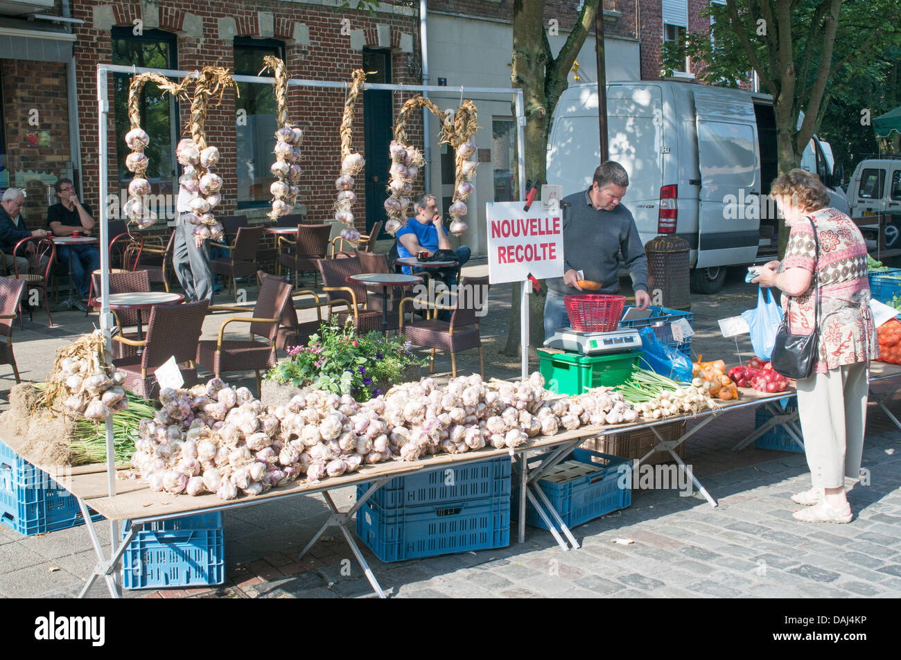 Marché de plein air vente de décrochage la nouvelle récolte de l'ail, Peronne, dans le nord de la France Banque D'Images