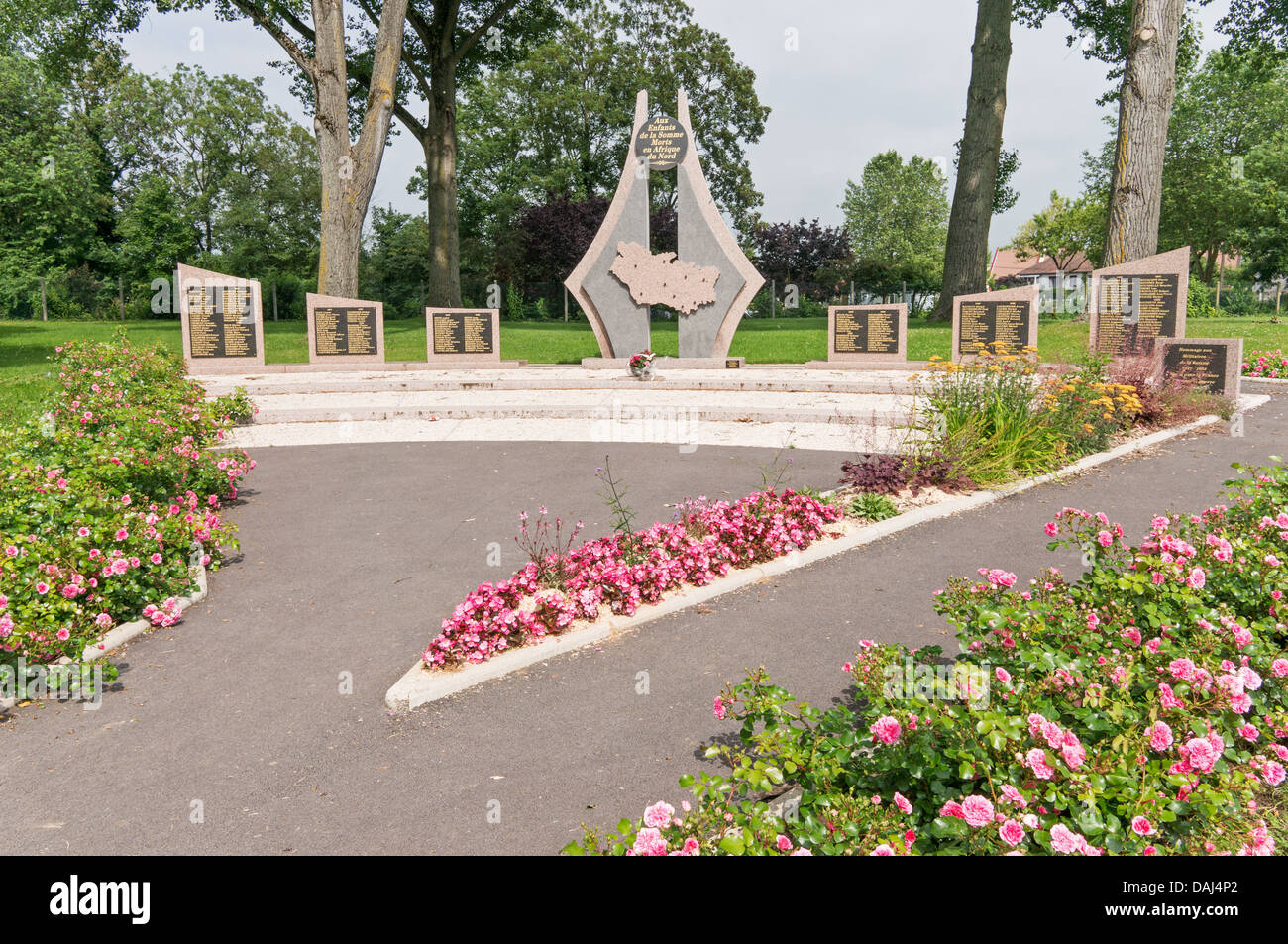 War Memorial consacrée aux soldats français tués en Afrique ( APN), situé dans la région de Peronne, dans le nord de la France Banque D'Images