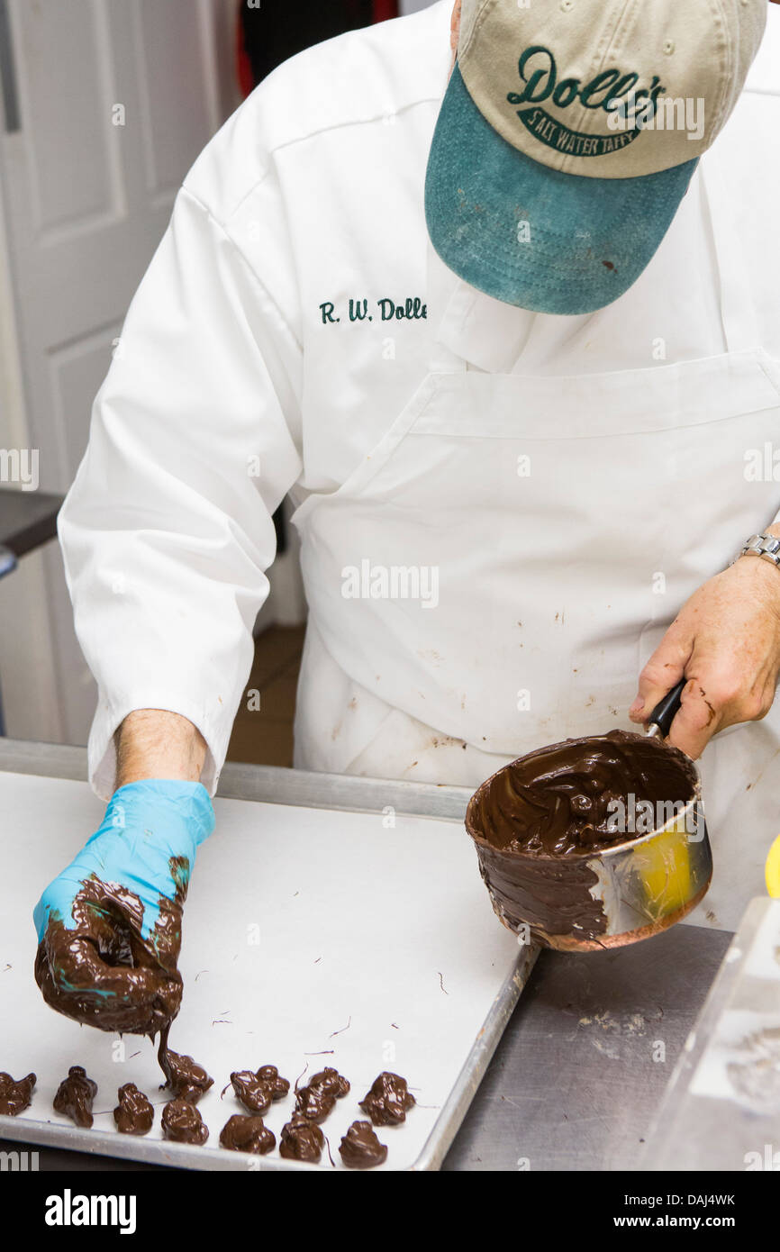 La production du chocolat à l'eau salée du Dolle Taffy factory à Ocean City, Maryland. Banque D'Images