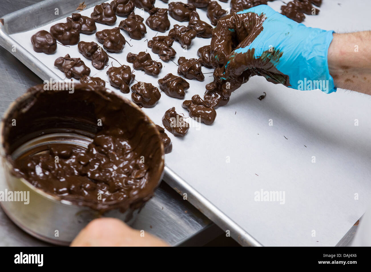 La production du chocolat à l'eau salée du Dolle Taffy factory à Ocean City, Maryland. Banque D'Images