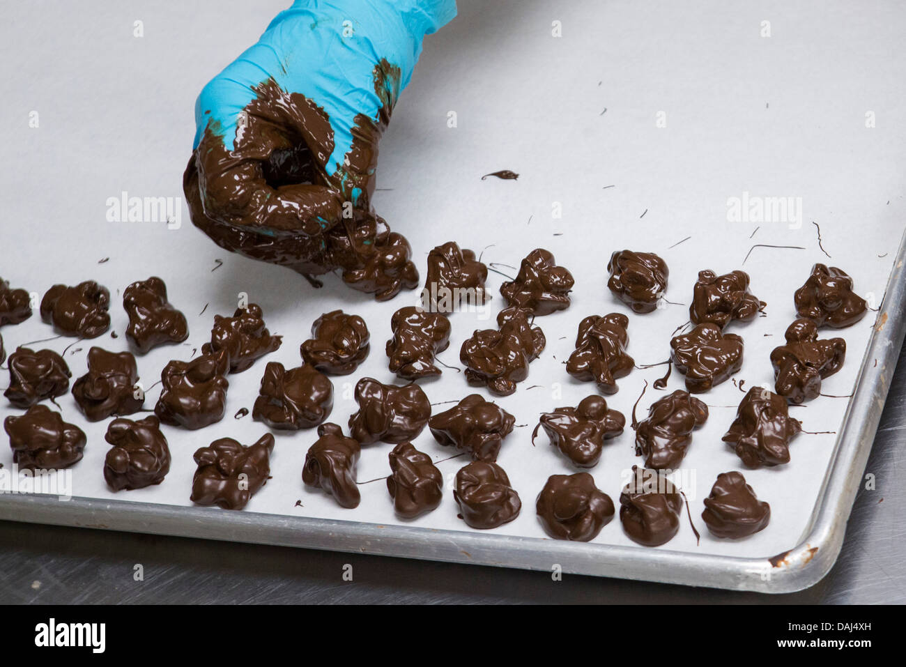 La production du chocolat à l'eau salée du Dolle Taffy factory à Ocean City, Maryland. Banque D'Images