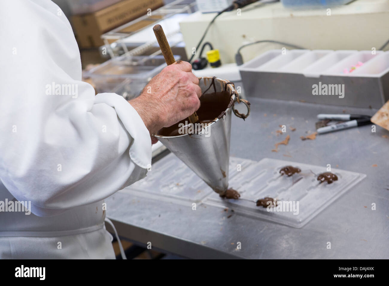 La production du chocolat à l'eau salée du Dolle Taffy factory à Ocean City, Maryland. Banque D'Images