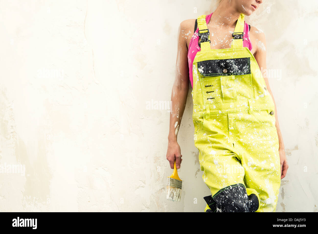 Combinaison Femme en tenant le pinceau Banque D'Images