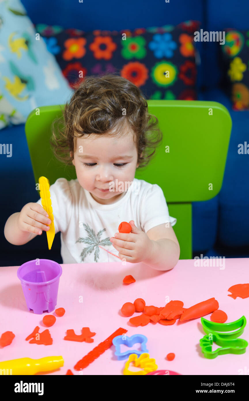 Enfant jouant de la pâte à modeler sur la table Banque D'Images