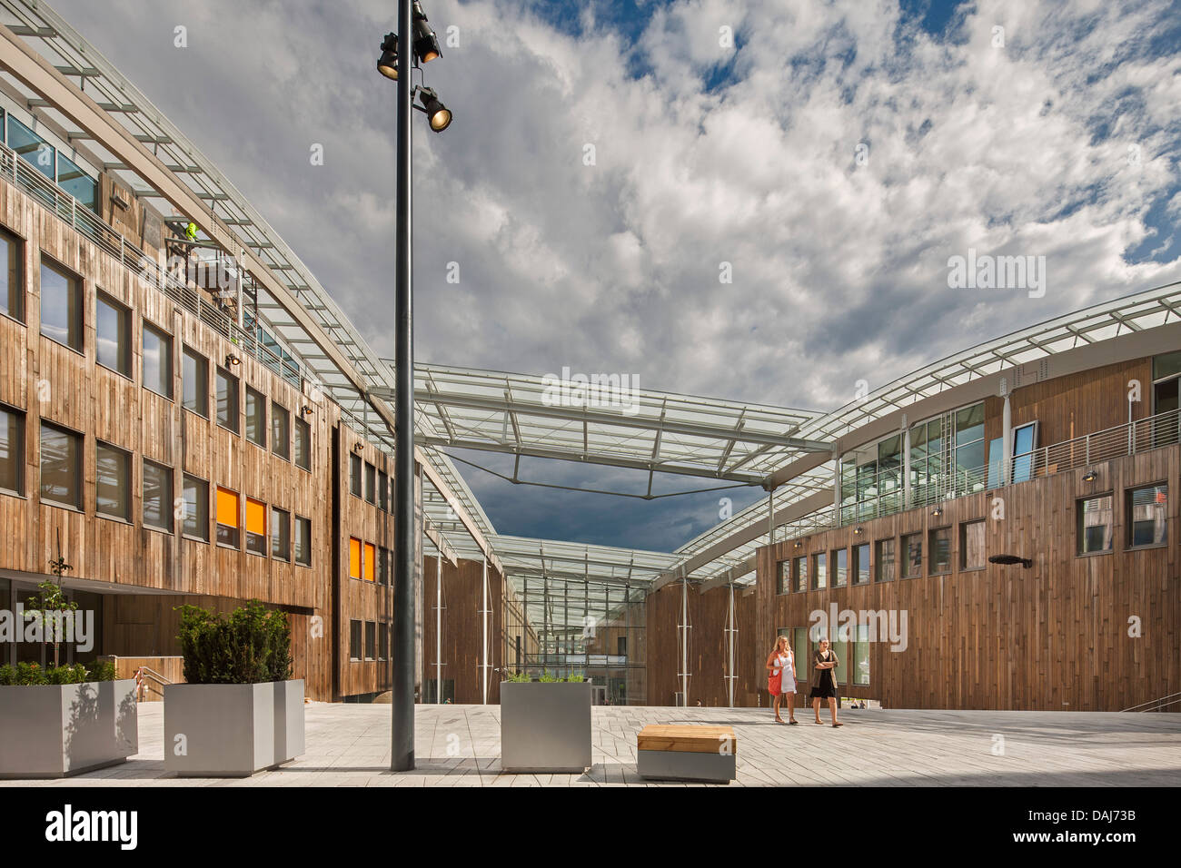 Icône Tjuvholmen complexe, Oslo, Norvège. Architecte : Renzo Piano Building Workshop, 2012. Plaza entre les bâtiments. Banque D'Images