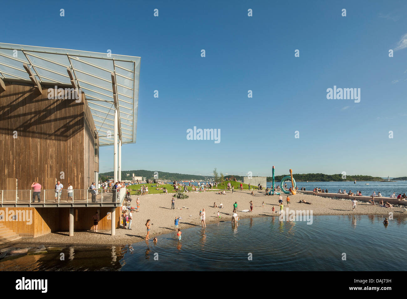 Icône Tjuvholmen complexe, Oslo, Norvège. Architecte : Renzo Piano Building Workshop, 2012. Ombres sur musée extérieur, avec plage. Banque D'Images