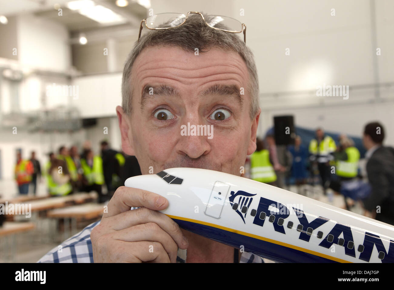 La photo montre le président du Conseil de l'Irish Low-Cost Ryanair Michael O'Leary s'embrasser le modèle d'un Boeing 737-800 à l'aéroport Hahn Lautzenhausen, Allemagne le 23 mars 2011. Les coûts de l'entretien étaient de 25 millions d'euros et le maintien de la 267 avions Ryainair va créer 200 nouveaux emplois. PHOTO : THOMAS FREY Banque D'Images