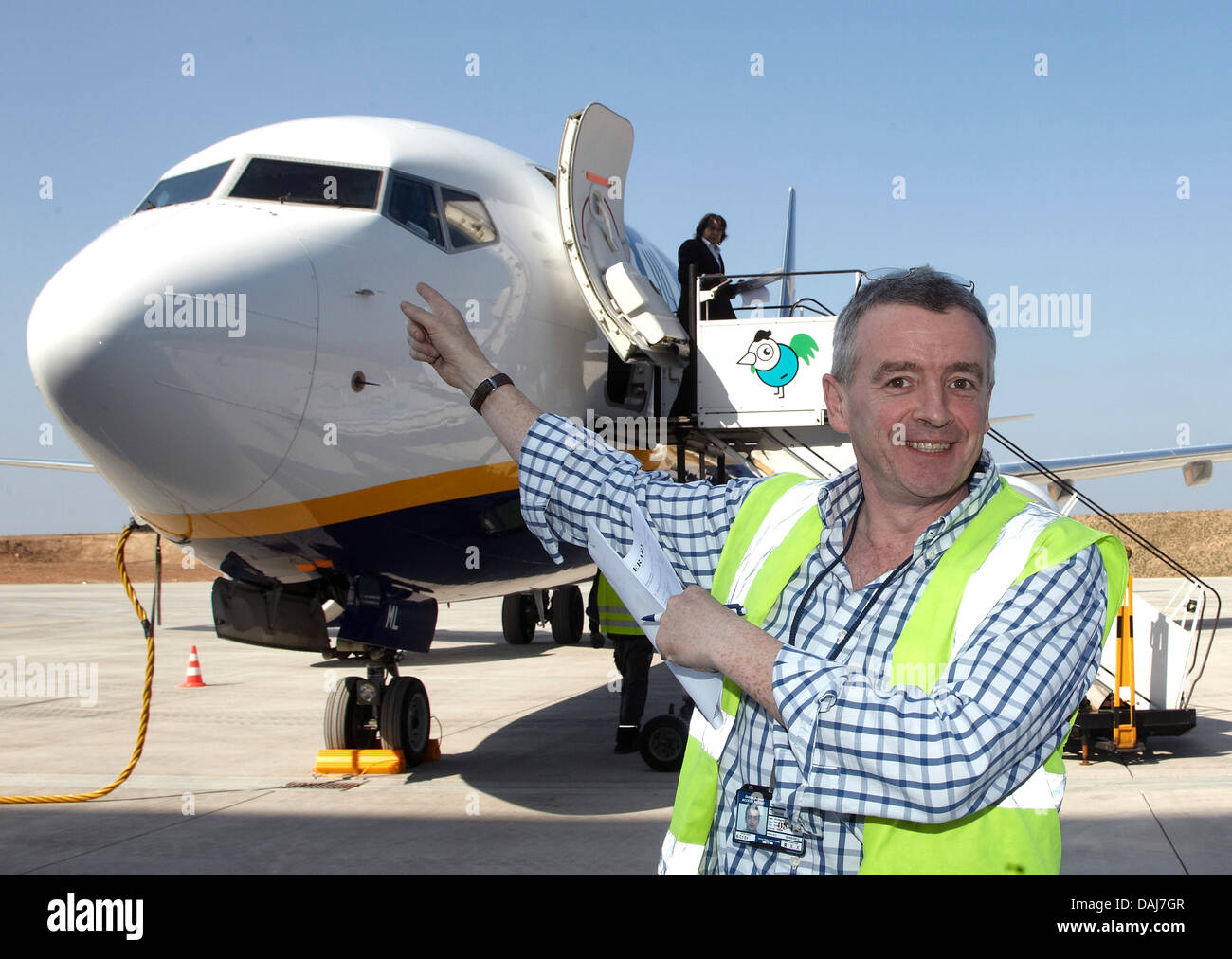 La photo montre le président du Conseil de l'Irish Low-Cost Ryanair Michael O'Leary posant devant un Boeing 737-800 à l'aéroport Hahn Lautzenhausen, Allemagne le 23 mars 2011. Les coûts de l'entretien étaient de 25 millions d'euros et le maintien de la 267 avions Ryainair va créer 200 nouveaux emplois. PHOTO : THOMAS FREY Banque D'Images