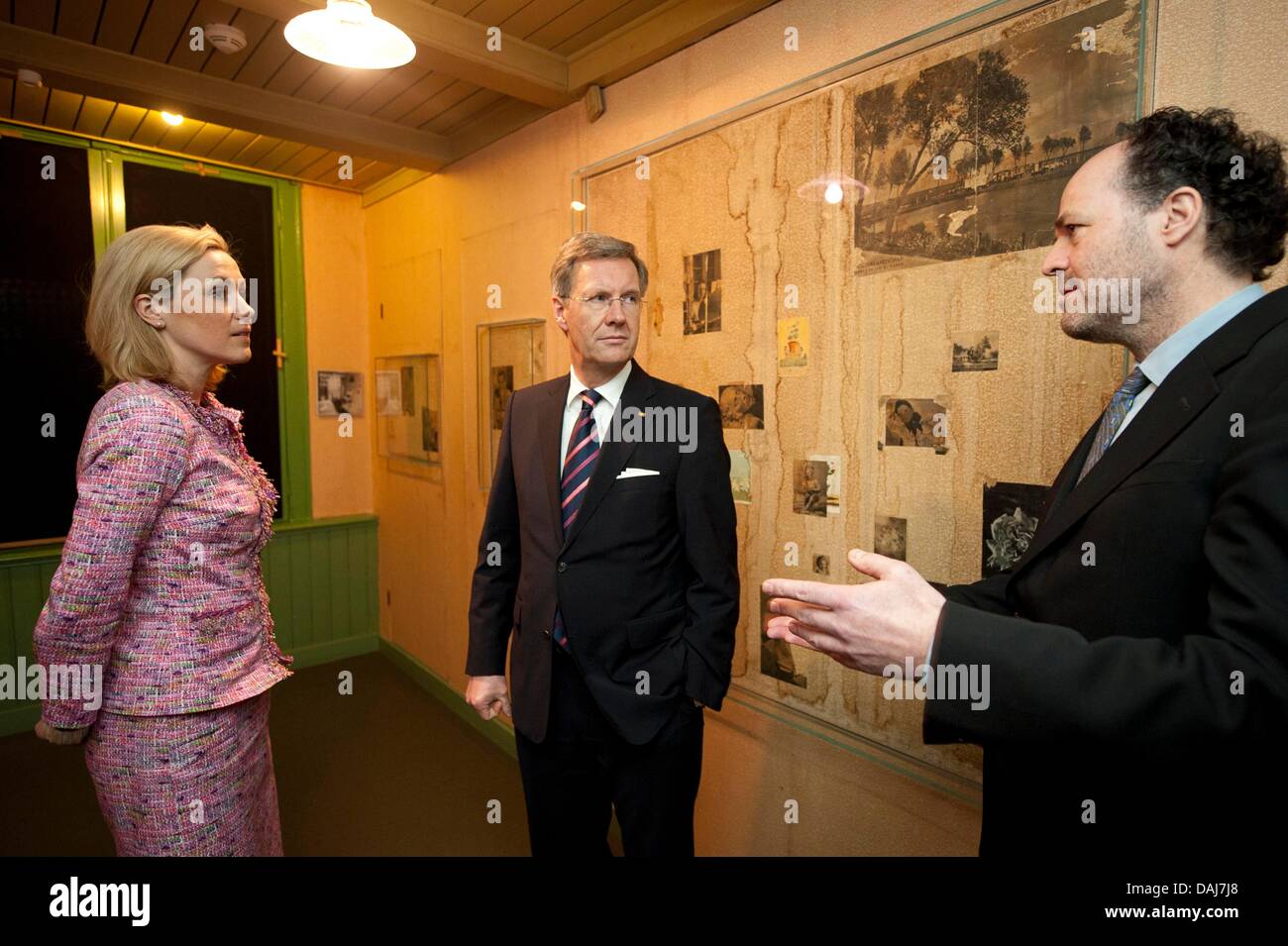La photo montre le président allemand Christian Wulff (M) et son épouse Bettina Wulff (R) étant montré Anne-Frank's prix par le chef de l'Anne-Frank-Chambre Ronald Leopold à Amsterdam, Pays-Bas le 23 mars 2011. La maison a été Anne-Frank Wulff's premier arrêt de sa visite aux Pays-Bas. PHOTO : STEFFEN KUGLER/ EXTÉRIEURE BUNDESREGIERUNG Banque D'Images