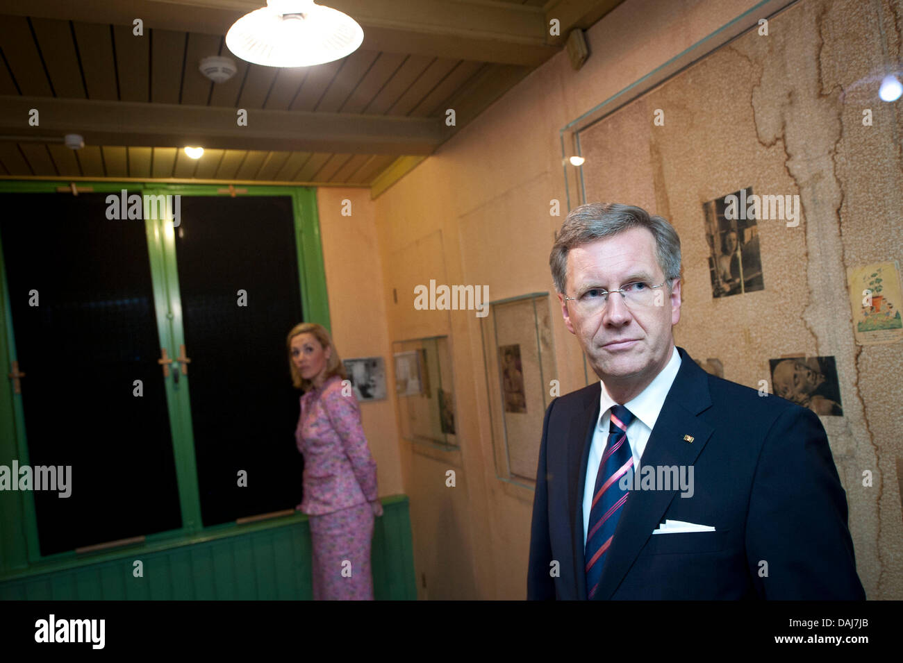 La photo montre le président allemand Christian Wulff (R) et son épouse Bettina Wulff (L) dans l'espace caché Anne Frank à l'Anne-Frank-House à Amsterdam, Pays-Bas le 23 mars 2011. La maison a été Anne-Frank Wulff's premier arrêt de sa visite aux Pays-Bas. PHOTO : STEFFEN KUGLER/ EXTÉRIEURE BUNDESREGIERUNG Banque D'Images