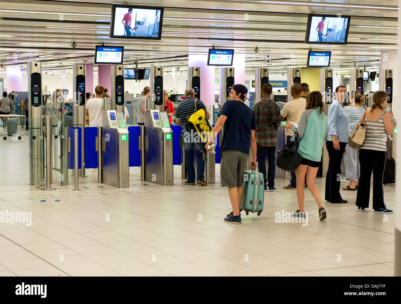 En passant par la sécurité à l'aéroport de Gatwick. Banque D'Images