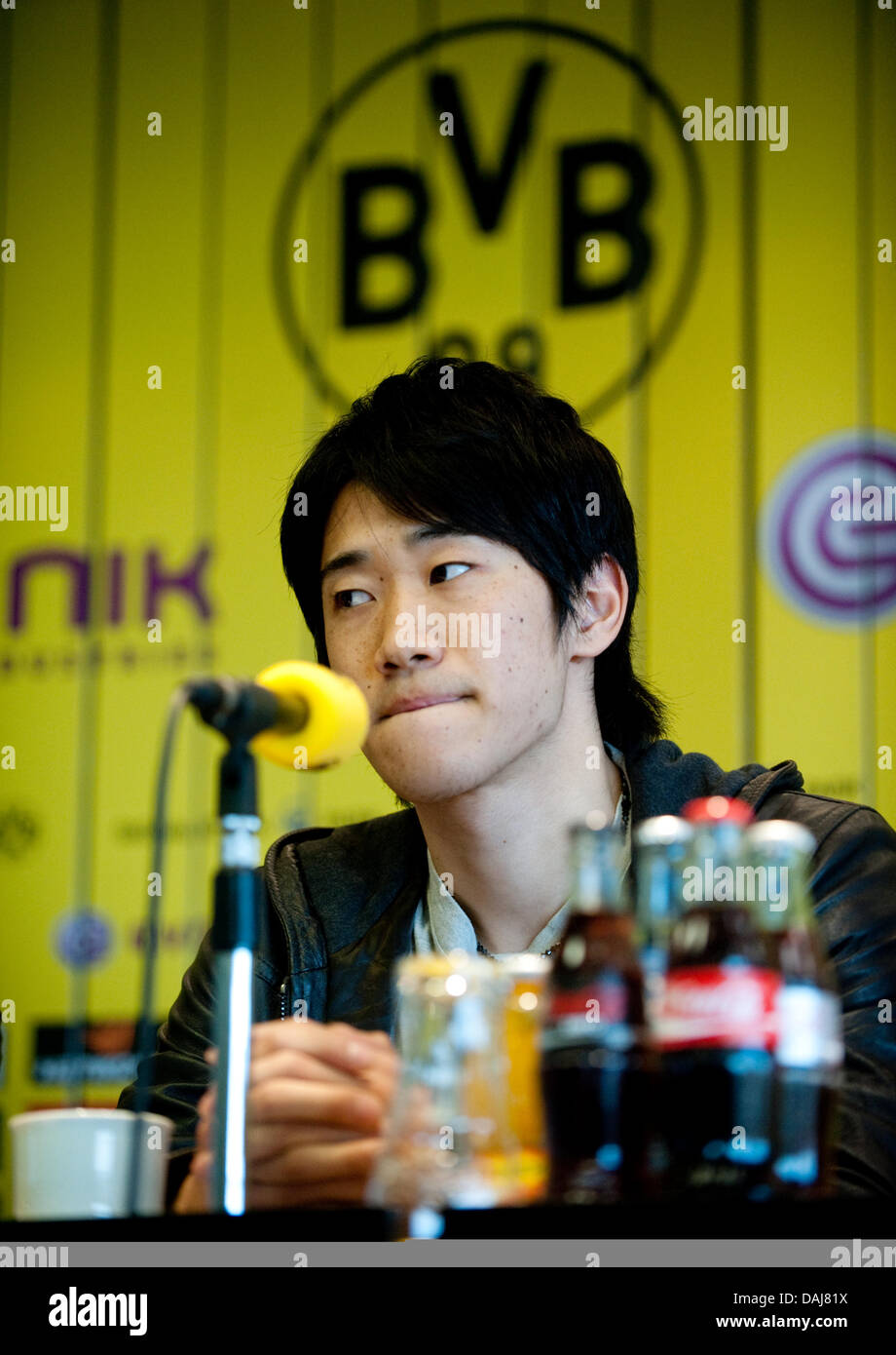 La photo montre le joueur de football japonais Shinji Kagawa lors d'une conférence de presse à Dortmund, Allemagne le 24 mars 2011. Kagawa revient à Borrusia Dortmund après son congé de maladie. Il était au Japon au moment du séisme. PHOTO : BERND THISSEN Banque D'Images