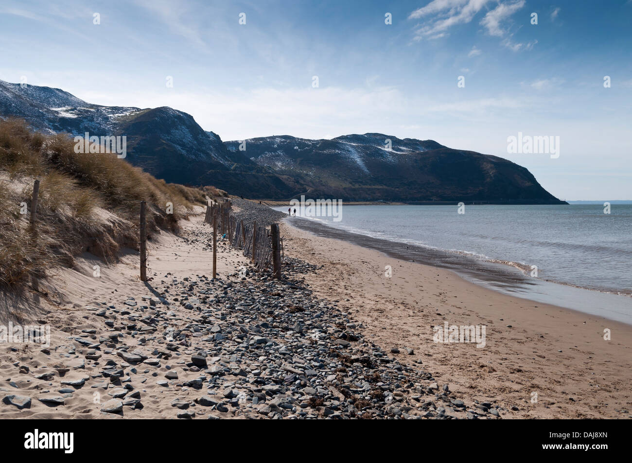 Morfa Conwy Beach au nord du Pays de Galles avec des vues vers la montagne de Conwy et bach Penmaen Banque D'Images