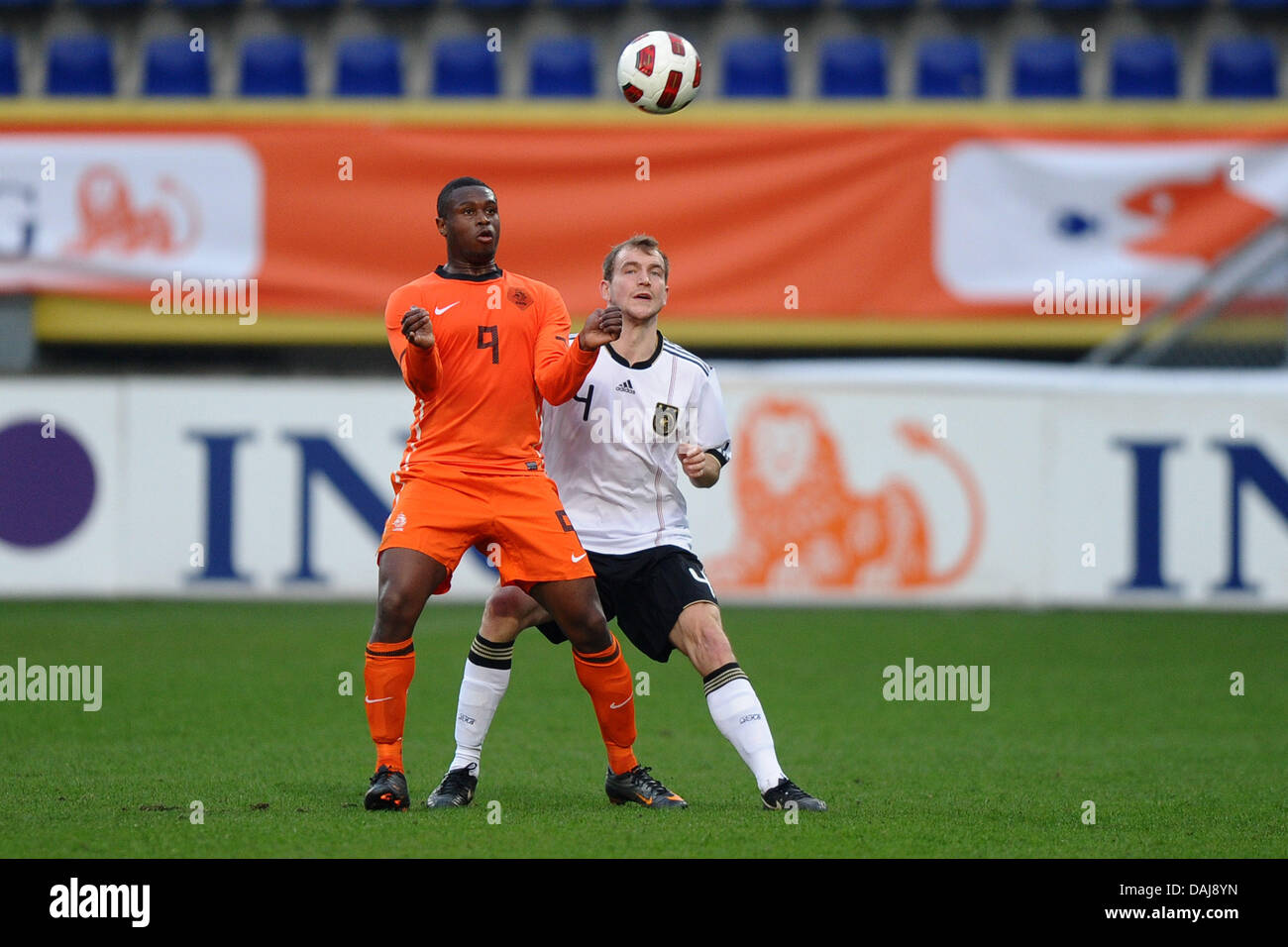 Les Pays-Bas' Genero Zeefuik (L) et de l'allemand Sebastian Neumann (R) vie pour le bal au cours de match amical Pays-bas U21 v Allemagne U21 à Sittard, Pays-Bas, 25 mars 2011. Photo : Revierfoto Banque D'Images