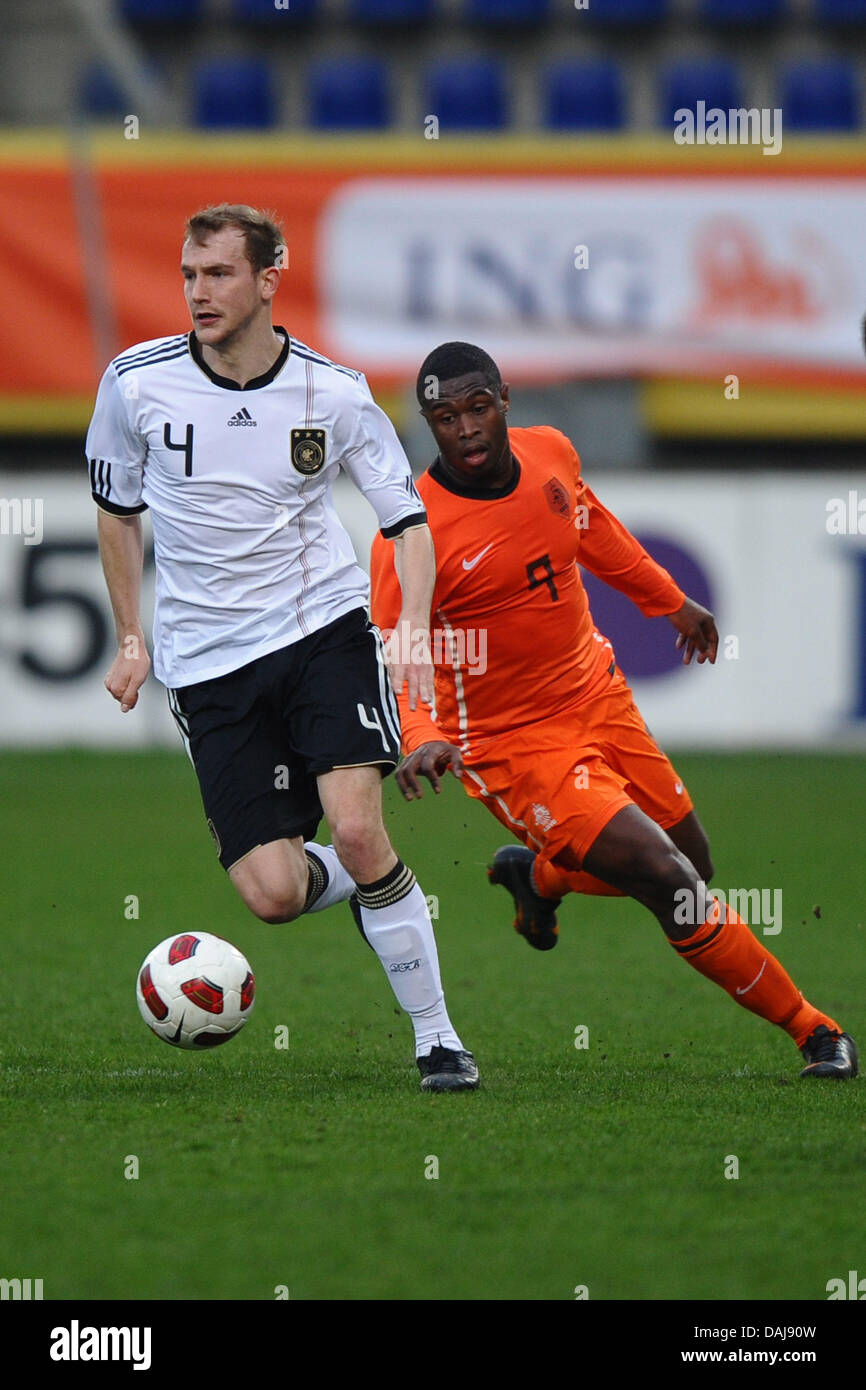 Les Pays-Bas' Genero Zeefuik (R) et de l'allemand Sebastian Neumann (L) rivalisent pour la balle durant un match amical Pays-bas U21 v Allemagne U21 à Sittard, Pays-Bas, 25 mars 2011. Photo : Revierfoto Banque D'Images