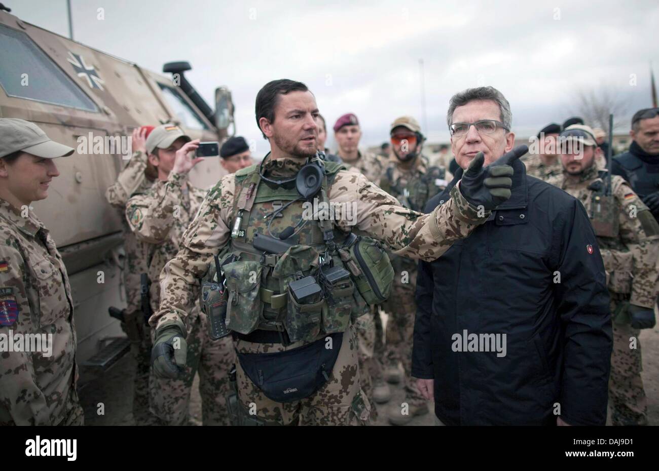 La photo montre le ministre allemand de la Défense Thomas de Maizière (CDU)(R) se rendant dans la région Kundus les troupes en Afghanistan, le 27 mars 2011. De Maziere visites pour la première fois après son investiture le stationnées en Afghanistan les troupes de l'allemand. Sur sa visite de deux jours qu'il va aussi rencontrer le président Afghan Karsai et le commandant en chef Petraeus. PHOTO : MICHAEL KAPPELER Banque D'Images