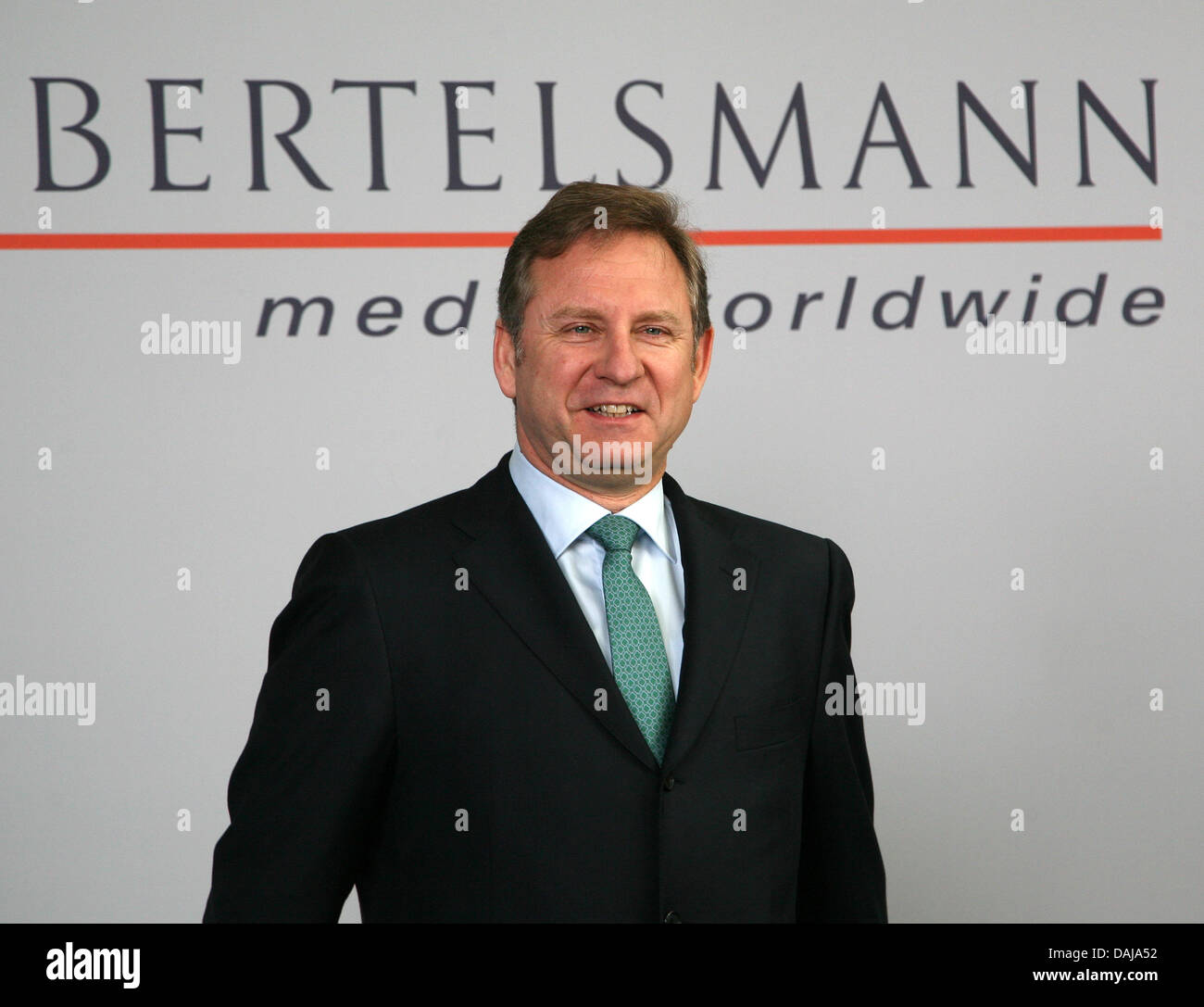 Pdg de Bertelsmann Hartmut Ostrowski sourit avant de l'Europe plus grand équilibre Media group, conférence de presse à Berlin, Allemagne, 29 mars 2011. Photo : STEPHANIE PILICK Banque D'Images