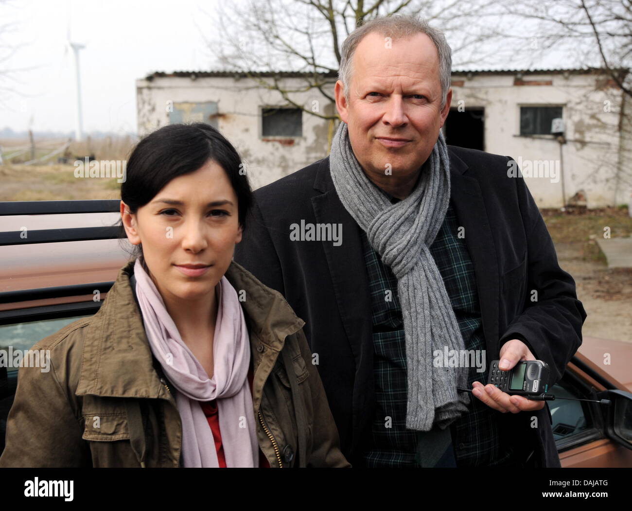 Acteurs allemand Axel Milberg alias Klaus Borowski et Sibel Kekilli dans le  rouleau de cadets de la police Sarah Brandt se tenir ensemble pendant le  tournage de la nouvelle Tator (scène de
