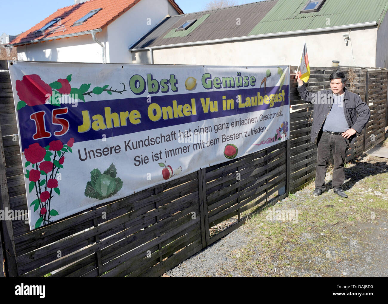 Vu Van Hanh du Vietnam se tient juste en face de son stand de légumes à Dresde, Allemagne, 21 mars 2011. Au cours de la période de la République démocratique allemande (RDA), l'homme de 53 ans sauvé deux enfants de la noyade dans l'ancienne ville de Karl Marx et a reçu la médaille de sauvetage de la RDA. Après le délai d'exécution, l'ingénieur mécanique a perdu son emploi et a commencé sa propre entreprise. Pour le mo Banque D'Images