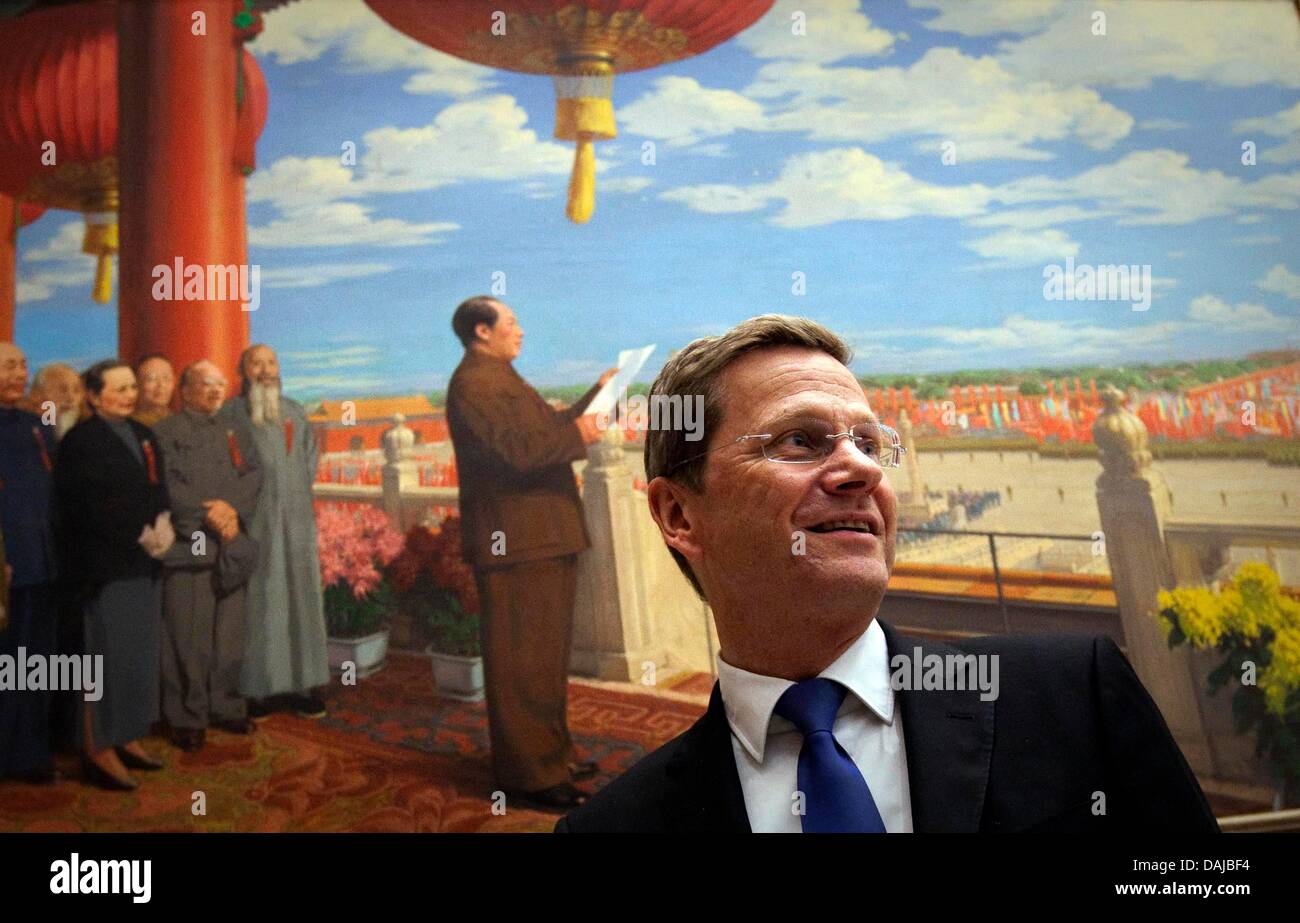 Le ministre des Affaires étrangères allemand Guido Westerwelle se tient à côté d'un tableau, Mao photos lors d'un discours public, au Musée National à Beijing, Chine, 01 avril 2011. Westerwelle ouvre l'exposition 'L'Art de l'illumination', qui a été organisée par l'état des musées de Berlin, Munich et Dresde, au Musée national de Chine. Photo : MICHAEL KAPPELER Banque D'Images