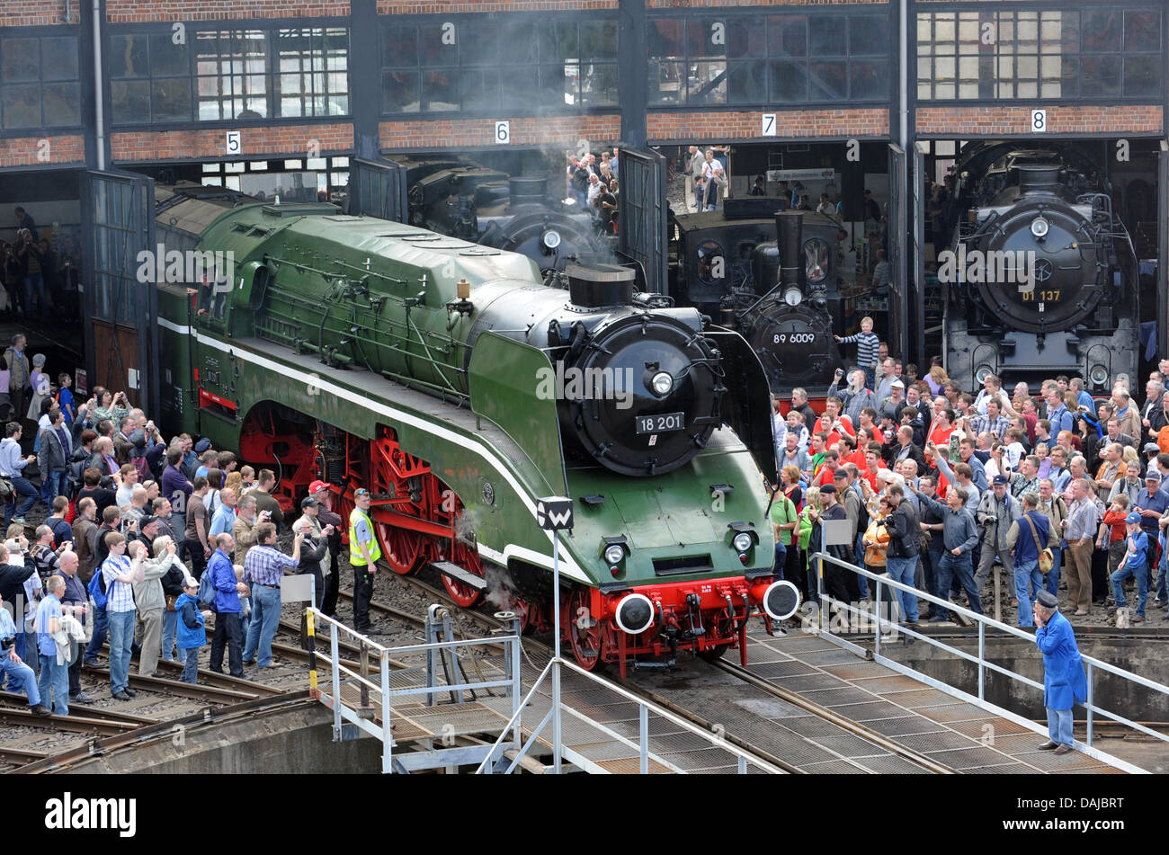 Le fonctionnement le plus rapide du monde par une locomotive à vapeur, le DR 18201, qui voyage jusqu'à 182.5 kl/h, se dresse sur le moyeu à la troisième réunion de la locomotive à vapeur Dresden à Dresden, Allemagne, 02 avril 2011. Traction 38 vehichles, dont neuf sont des moteurs à vapeur, peut être vu jusqu'au 03 avril dans l'ancien dépôt ferroviaire de Dresde. Photo : MATTHIAS HEIKEL Banque D'Images