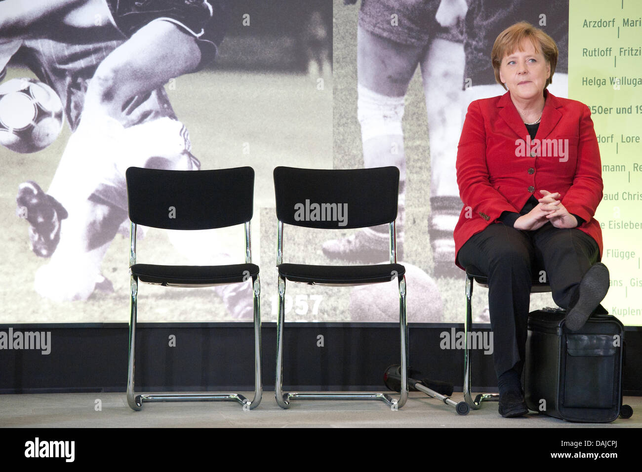 La chancelière allemande, Angela Merkel, est situé en face de la partition d'une photo dans la chancellerie allemande à Berlin, Allemagne, 5 avril 2011. Le Chancelier allemand s'est félicité de la women's national allemand de l'équipe de football. PHOTO : TOBIAS KLEINSCHMIDT Banque D'Images