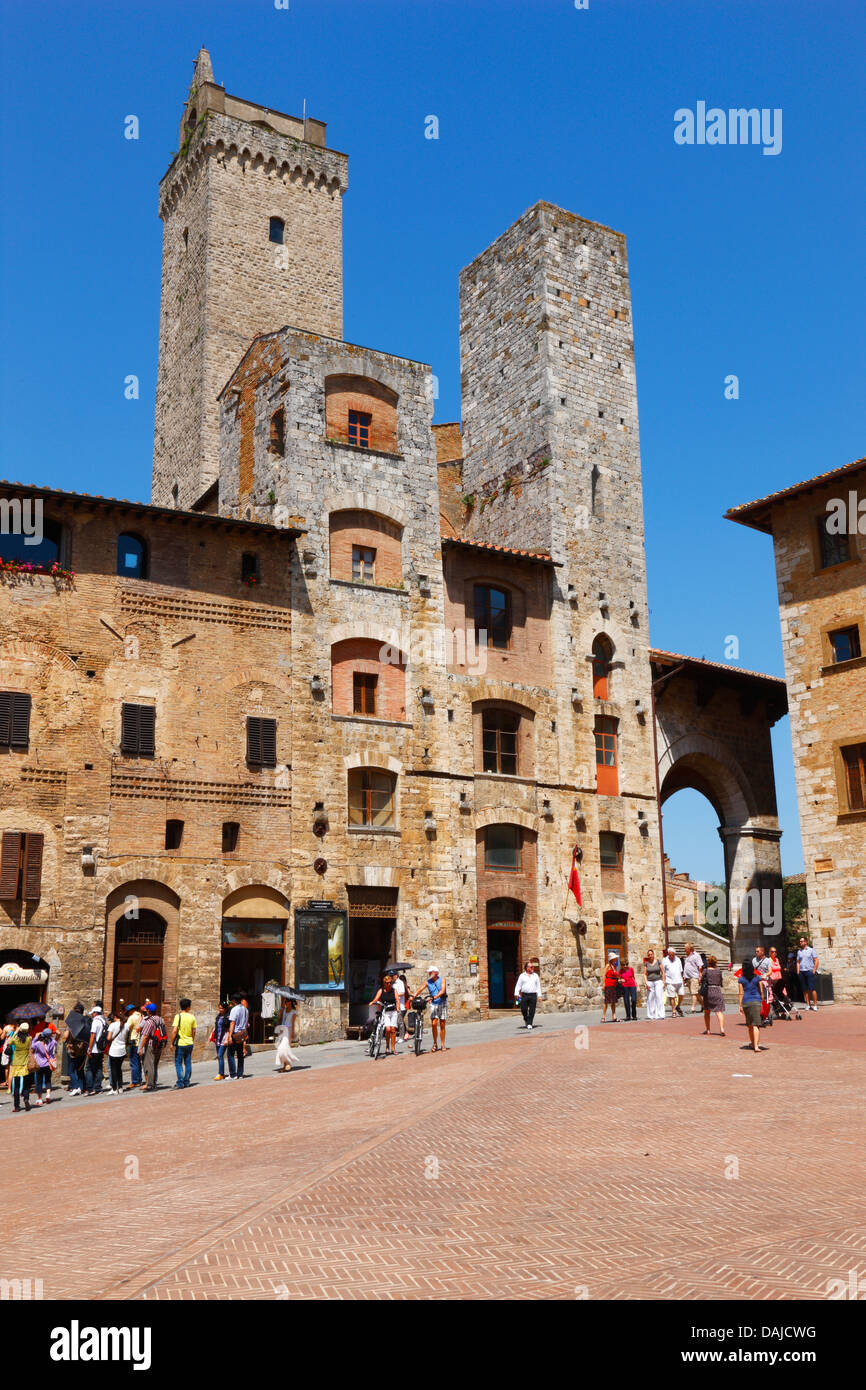 San Gimignano, Piazza della Cisterna, Italie Banque D'Images