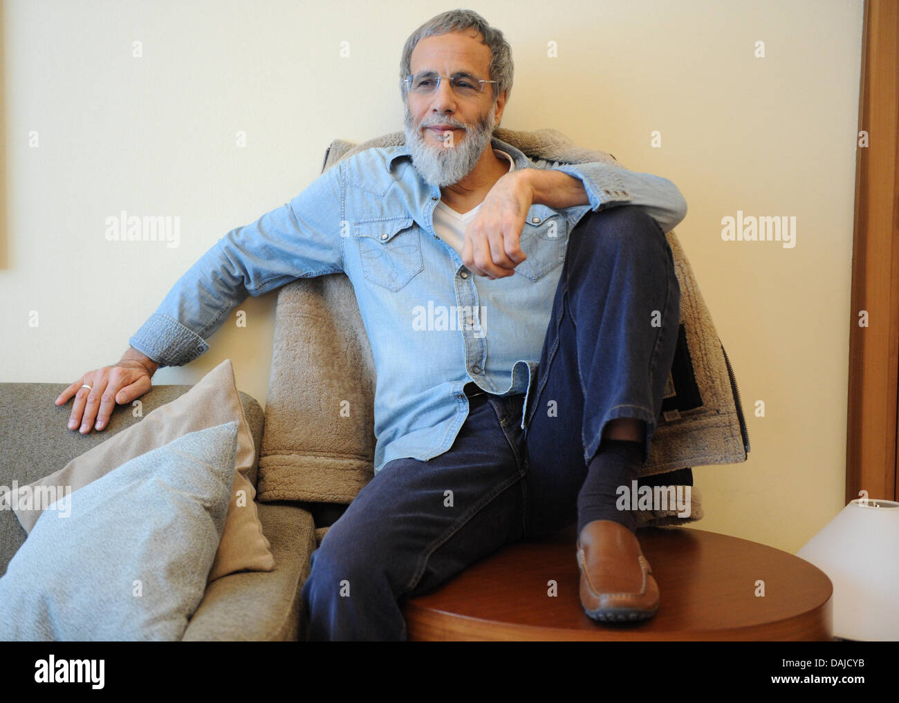 Yusuf Islam alias Cat Stevens est assis dans sa chambre d'hôtel à Hambourg, Allemagne, 5 avril 2011. Le musicien tente de montrer la voie contre le nucléaire avec son bus VW. Les 62 ans a déclaré à l'agence de presse allemande (dpa) qu'il a remplacé le logo VW sur la grille avec le symbole pour le désarmement nucléaire. Photo : Marcus Brandt Banque D'Images