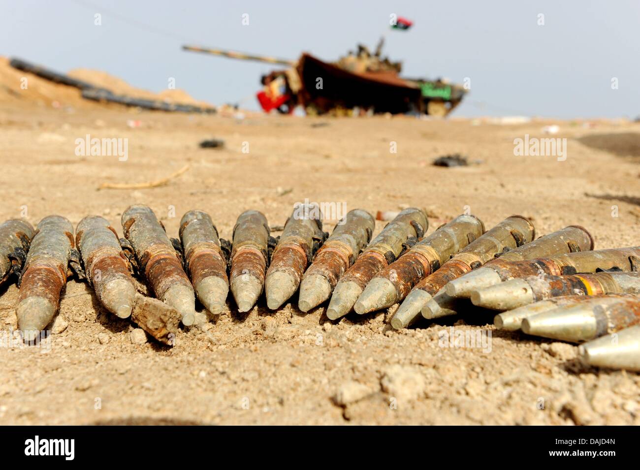 Armes à sous-munitions sont stockées dans le sable à Ajdabiya, Libye, 6 avril 2011. Les troupes loyales au dirigeant libyen Mouammar Kadhafi ont maintes fois fermé sur la ville d'Ajdabiya. Photo : Maurizio Gambarini Banque D'Images