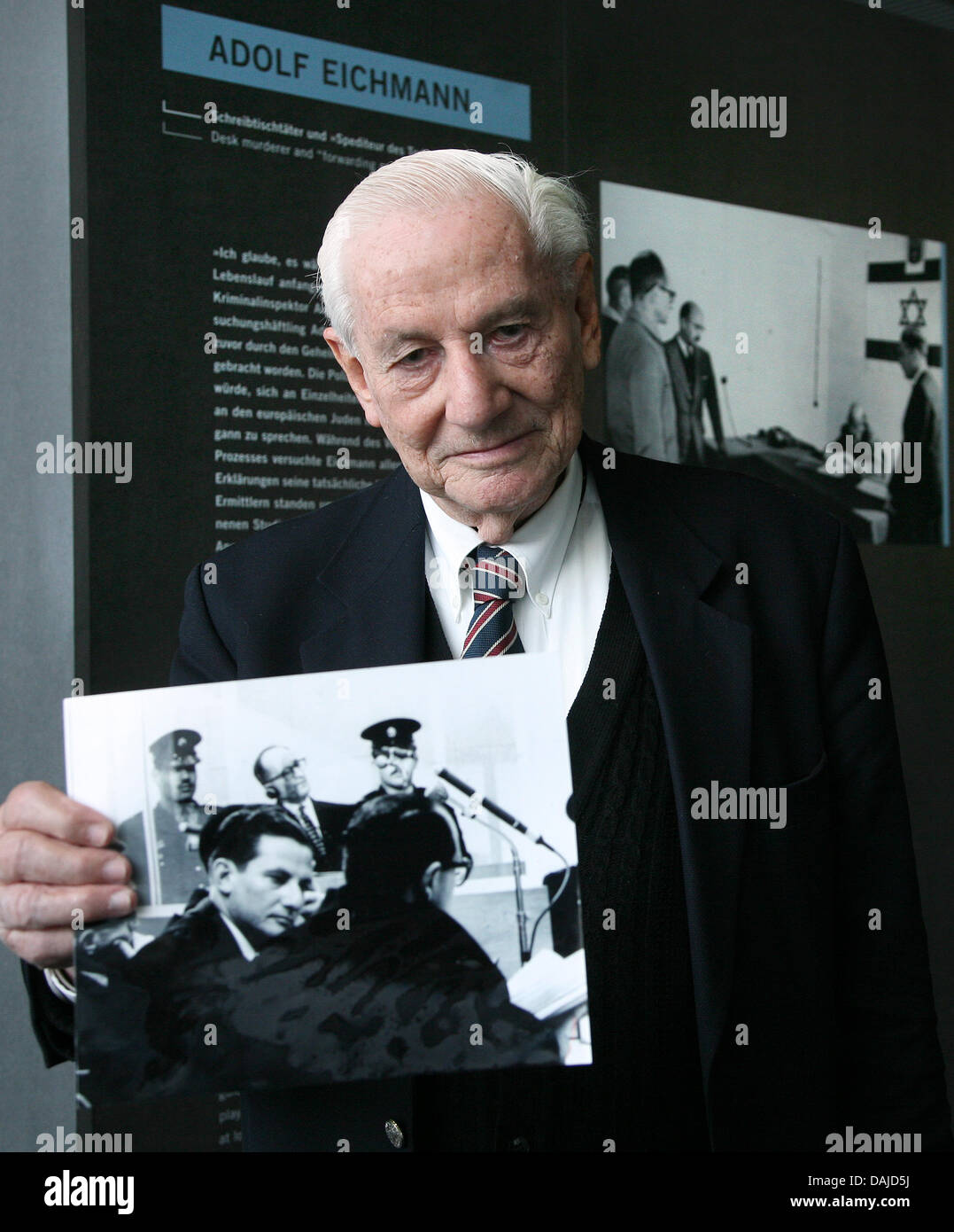 Procureur israélien et ancien procureur adjoint au procès criminel nazi Adolf Eichmann, Gabriel Bach, est titulaire d'une photo dans sa main qui lui montre et Eichman au cours du procès, à l'exposition "face à la justice - Adolf Eichmann en procès (Der Prozess - Adolf Eichmann vor Gericht) à Berlin, Allemagne, 5 avril 2011. L'exposition, des documents qui le procès contre Eichman en 196 Banque D'Images