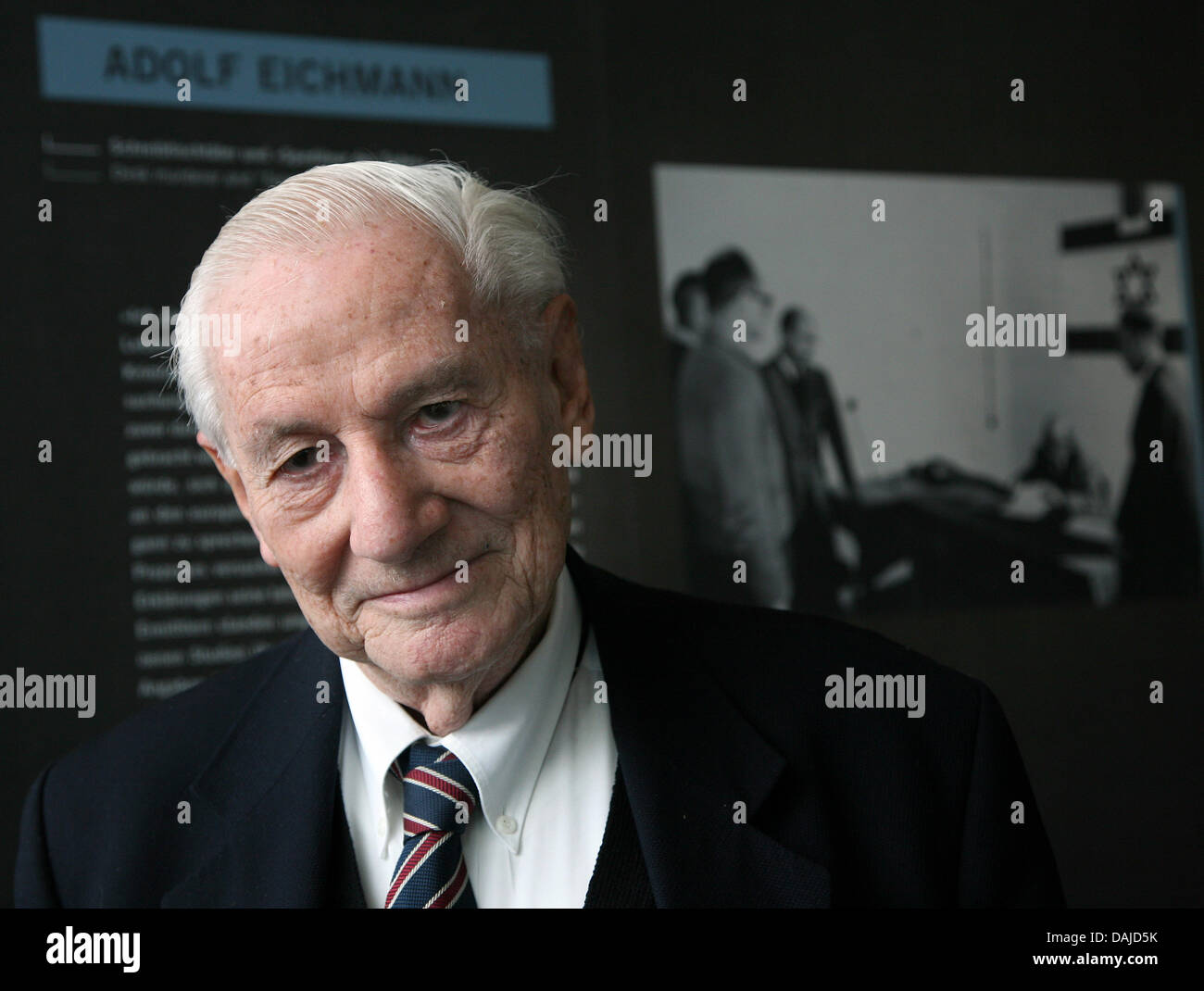Procureur israélien et ancien procureur adjoint au procès criminel nazi Adolf Eichmann, Gabriel Bach, assiste à l'exposition "face à la justice - Adolf Eichmann en procès (Der Prozess - Adolf Eichmann vor Gericht) à Berlin, Allemagne, 5 avril 2011. L'exposition, des documents qui le procès contre Eichman en 1961, s'ouvre à la "fondation Topographie de la terreur" à Berlin le Banque D'Images