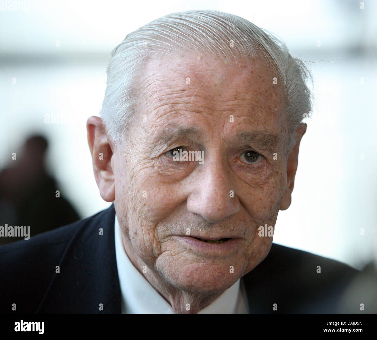 Procureur israélien et ancien procureur adjoint au procès criminel nazi Adolf Eichmann, Gabriel Bach, assiste à l'exposition "face à la justice - Adolf Eichmann en procès (Der Prozess - Adolf Eichmann vor Gericht) à Berlin, Allemagne, 5 avril 2011. L'exposition, des documents qui le procès contre Eichman en 1961, s'ouvre à la "fondation Topographie de la terreur" à Berlin le Banque D'Images