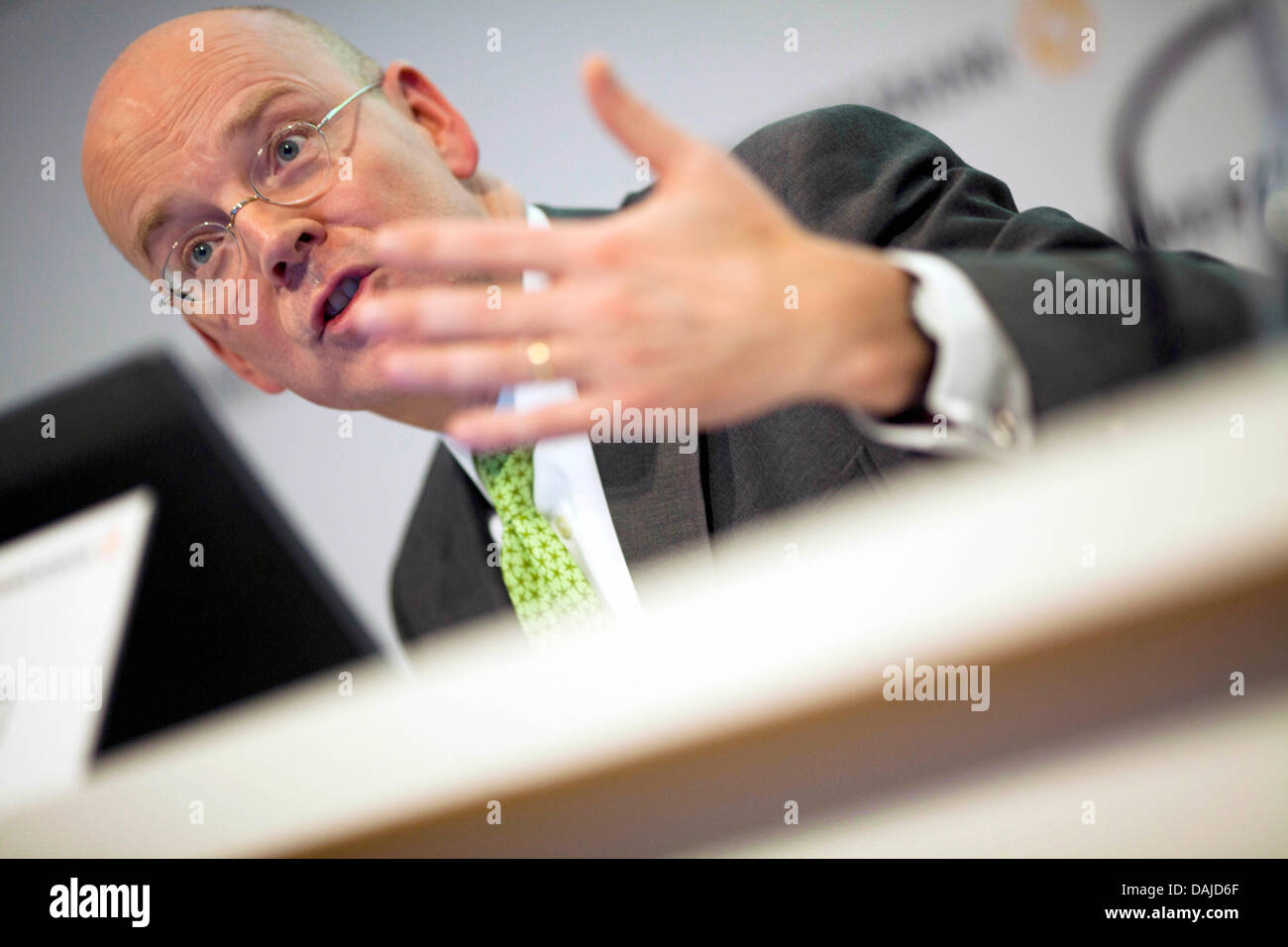 Le président de la Commerzbank, Martin Blessing, prend la parole lors d'une conférence de presse au siège de la banque à Francfort, Allemagne, 6 avril 2011. Bénédiction a annoncé que la Commerzbank rembourse à l'aide du gouvernement, auquel l'institut a reçu au cours de la dernière crise financière dans les prochains mois. Photo:Frank Rumpenhorst Banque D'Images