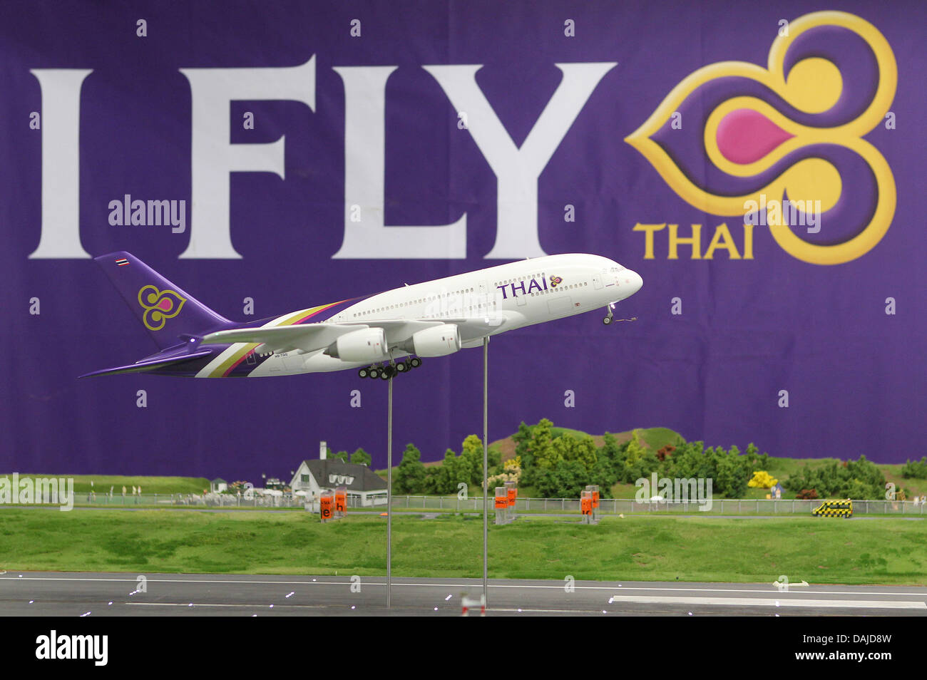 Un modèle d'un airbus A380 de Thai Airways est photographié à la miniature Wonderland à Hambourg, Allemagne, 06 avril 2011. La compagnie aérienne a demandé six Airbus A380, dont le premier doit être livré en 2012. Photo : Malte Chrétiens Banque D'Images