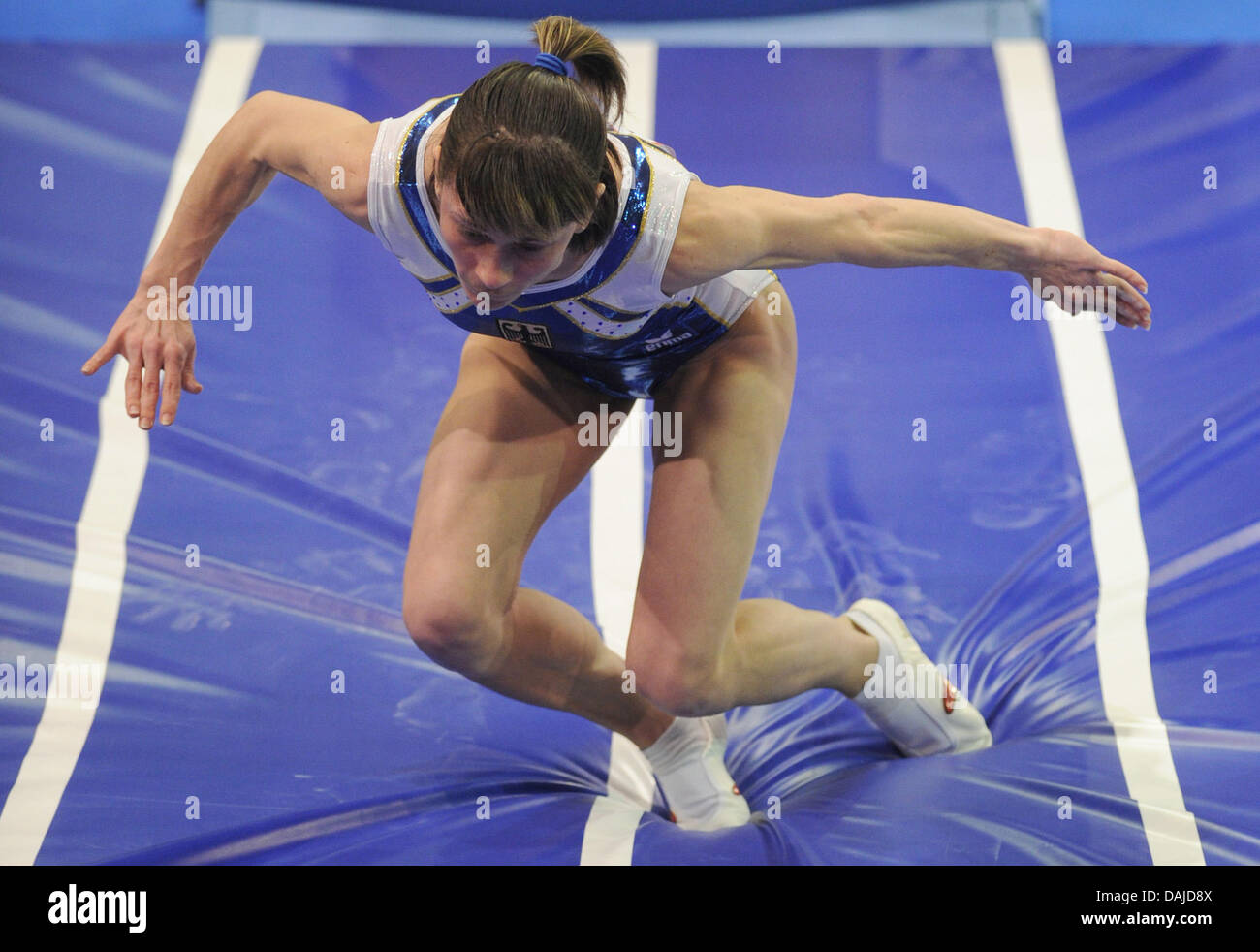 Oksana Chusovitina de Allemagne trébuche comme elle saute de la base au cours de la qualification des femmes pour le championnats d'Europe à la salle omnisports Max-Schmeling-Halle à Berlin, Allemagne, 06 avril 2011. Photo : Hannibal Banque D'Images