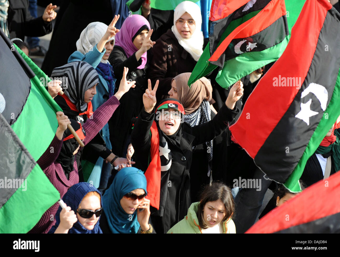 Les femmes libyennes démontrer contre Mouammar Kadhafi et la Turquie à Benghazi, Libye, 06 avril 2011. La lutte contre les troupes loyales au dirigeant libyen Mouammar Kadhafi se poursuit. Photo : MAURIZIO GAMBARINI Banque D'Images