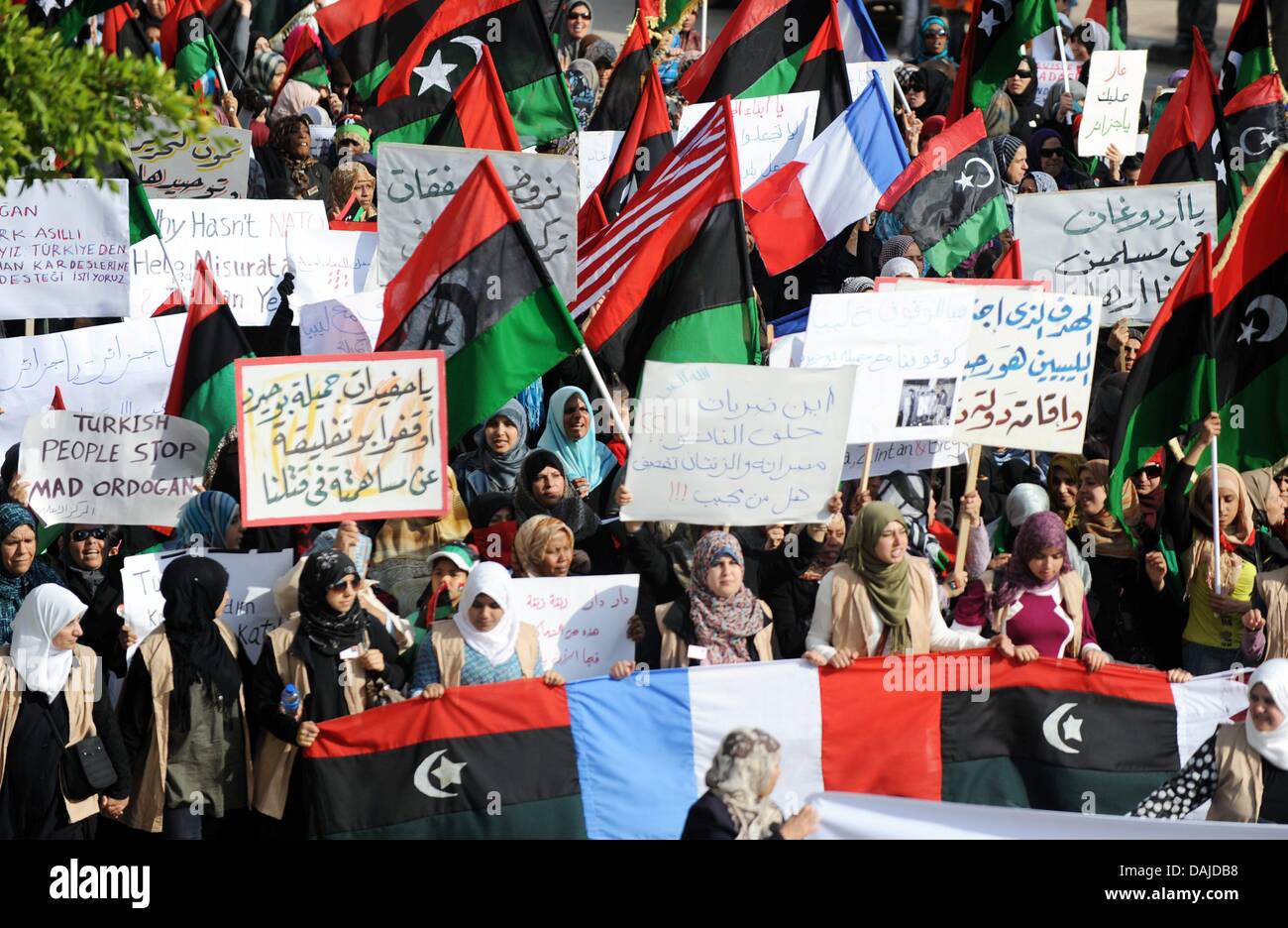 Les femmes libyennes démontrer contre Mouammar Kadhafi et la Turquie à Benghazi, Libye, 06 avril 2011. La lutte contre les troupes loyales au dirigeant libyen Mouammar Kadhafi se poursuit. Photo : Maurizio Gambarini Banque D'Images