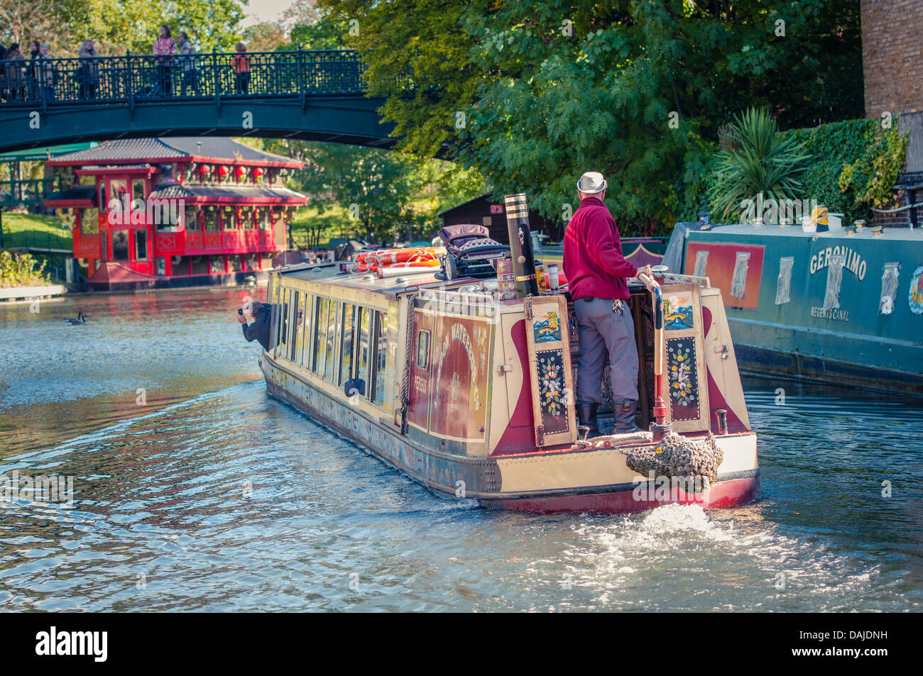 Longboat sur Regent's Canal, Londres Banque D'Images