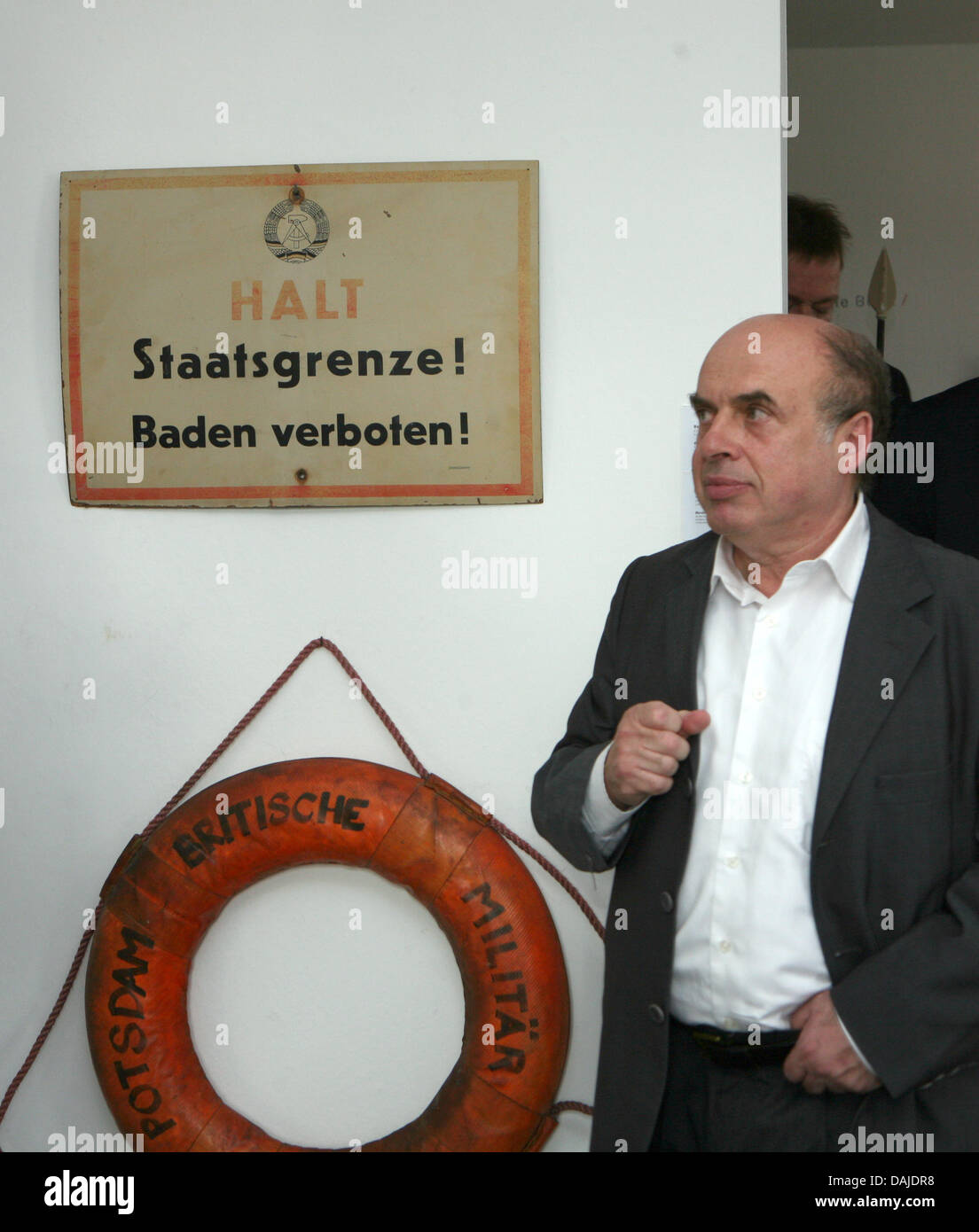 Défenseur des droits du citoyen russe Natan Sharansky visites une exposition sur l'ex-RDA des frontières à l'Pont Glienicke, où il a été libéré de prison soviétique il y a 25 ans, à la Villa Schoeningen à Potsdam, Allemagne, 07 avril 2011. Après neuf ans d'emprisonnement dans un goulag sibérien, Sharansky a été envoyé gratuitement après une négociation entre nous et soviétique Banque D'Images