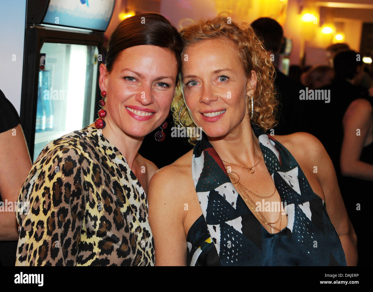Nina Kronjäger actrices allemandes (L) et Katja Riemann constituent l'après-show partie du Prix du Cinéma allemand 'Lola' à Berlin, Allemagne, 8 avril 2011. Le Prix du Cinéma allemand 'Lola' awards les membres de l'industrie du film dans 16 catégories. Photo : Jens Kalaene Banque D'Images